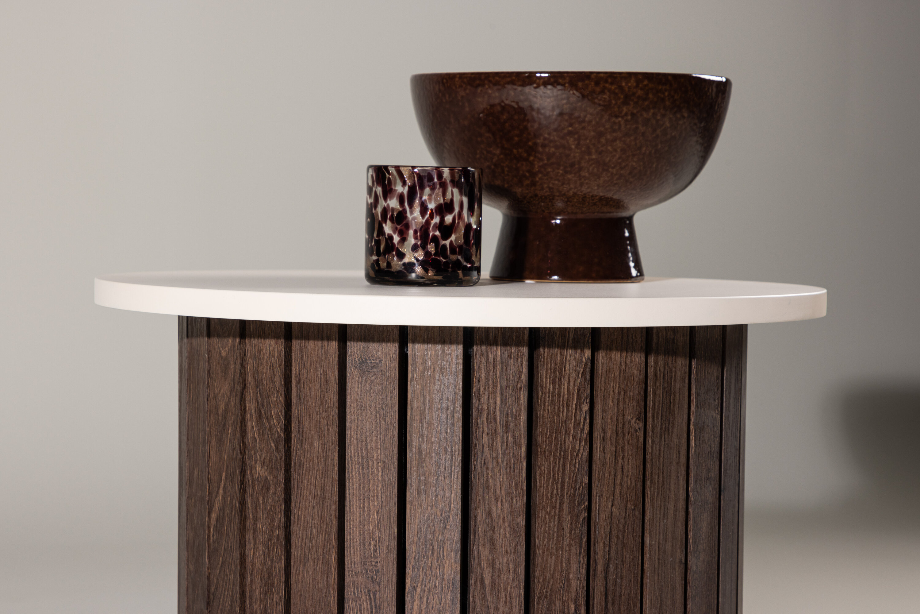 Visingsö table d'appoint beige, marron foncé ⌀52 cm en situation dans une pièce décorée