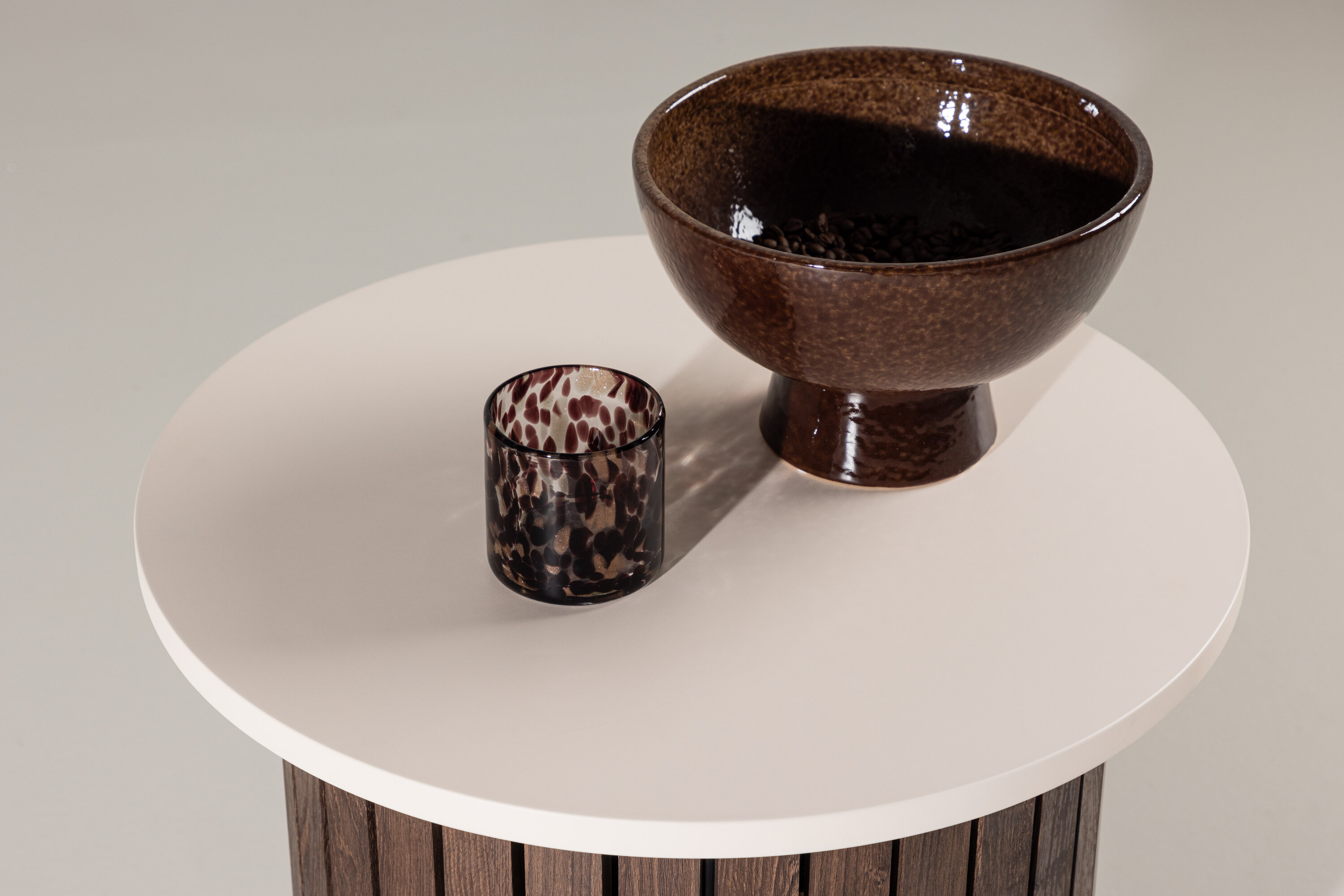 Visingsö table d'appoint beige, marron foncé ⌀52 cm en situation dans une pièce décorée