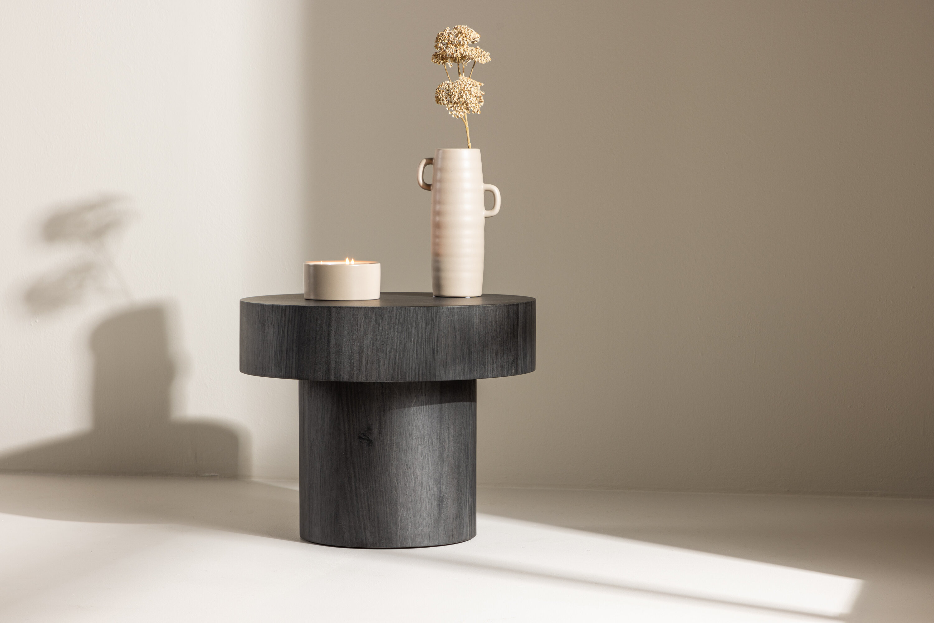 Malung table d'appoint noir ⌀50 cm en situation dans une pièce décorée