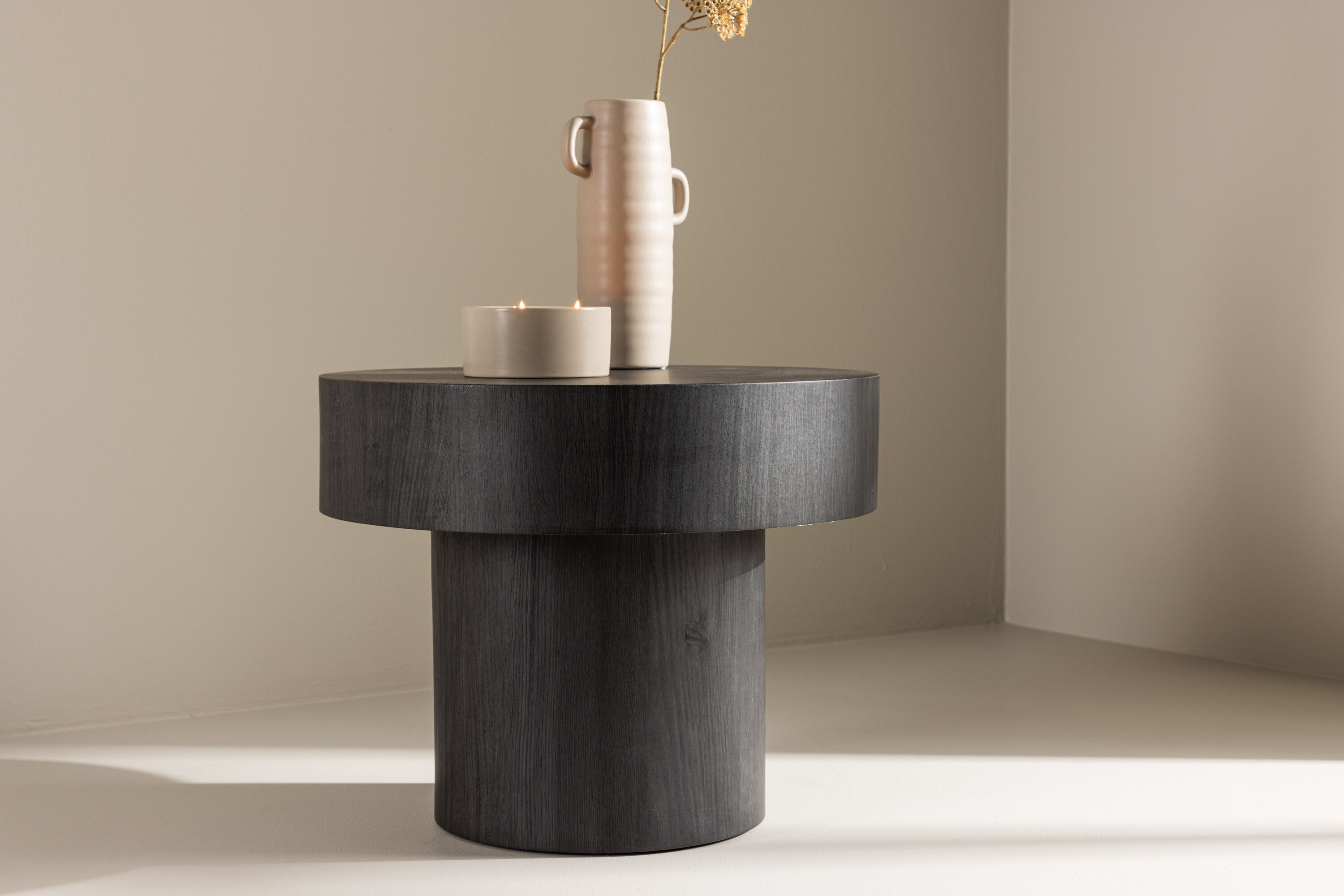 Malung table d'appoint noir ⌀50 cm en situation dans une pièce décorée