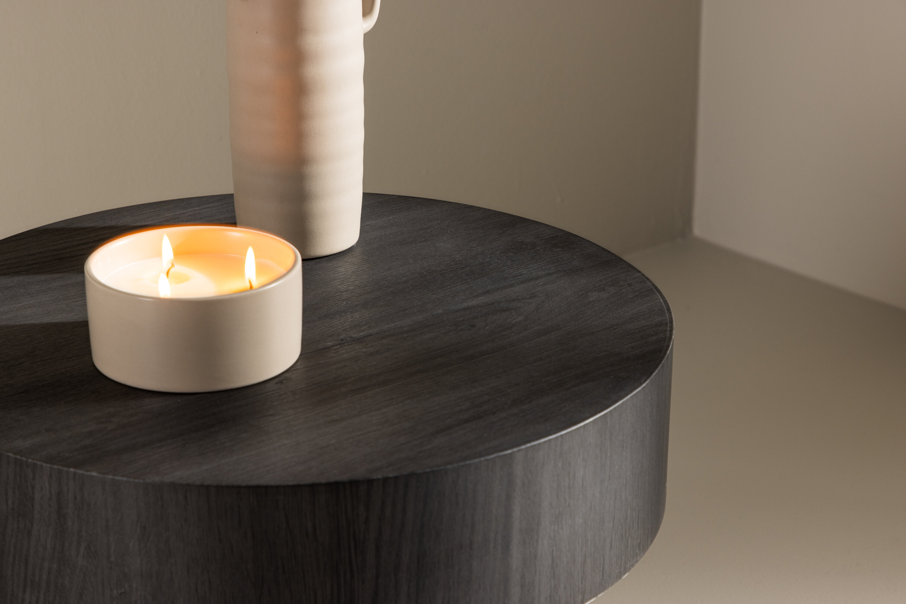 Malung table d'appoint noir ⌀50 cm en situation dans une pièce décorée