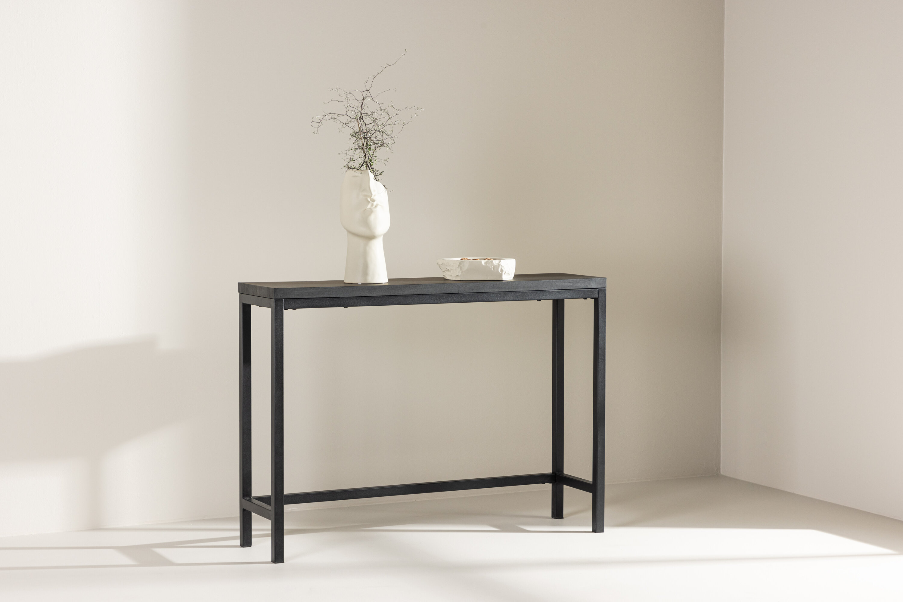 Rise table d'appoint noir 110 x 30 cm en situation dans une pièce décorée