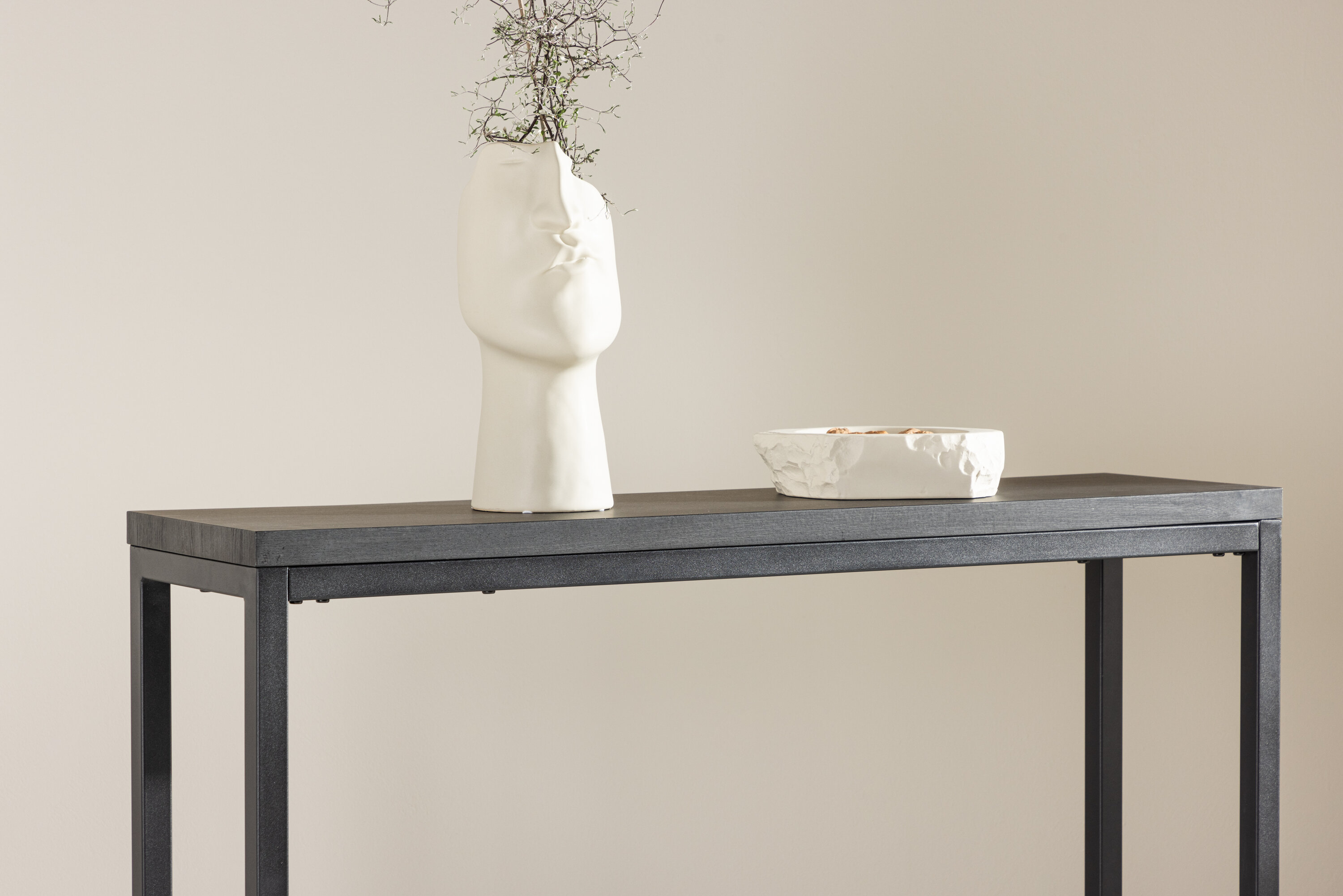 Rise table d'appoint noir 110 x 30 cm en situation dans une pièce décorée