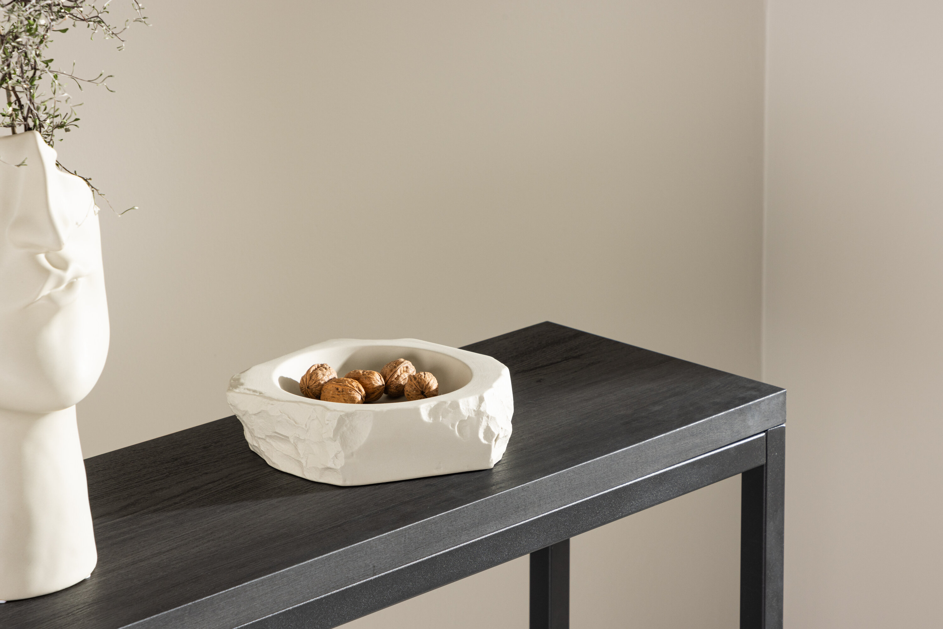 Rise table d'appoint noir 110 x 30 cm en situation dans une pièce décorée