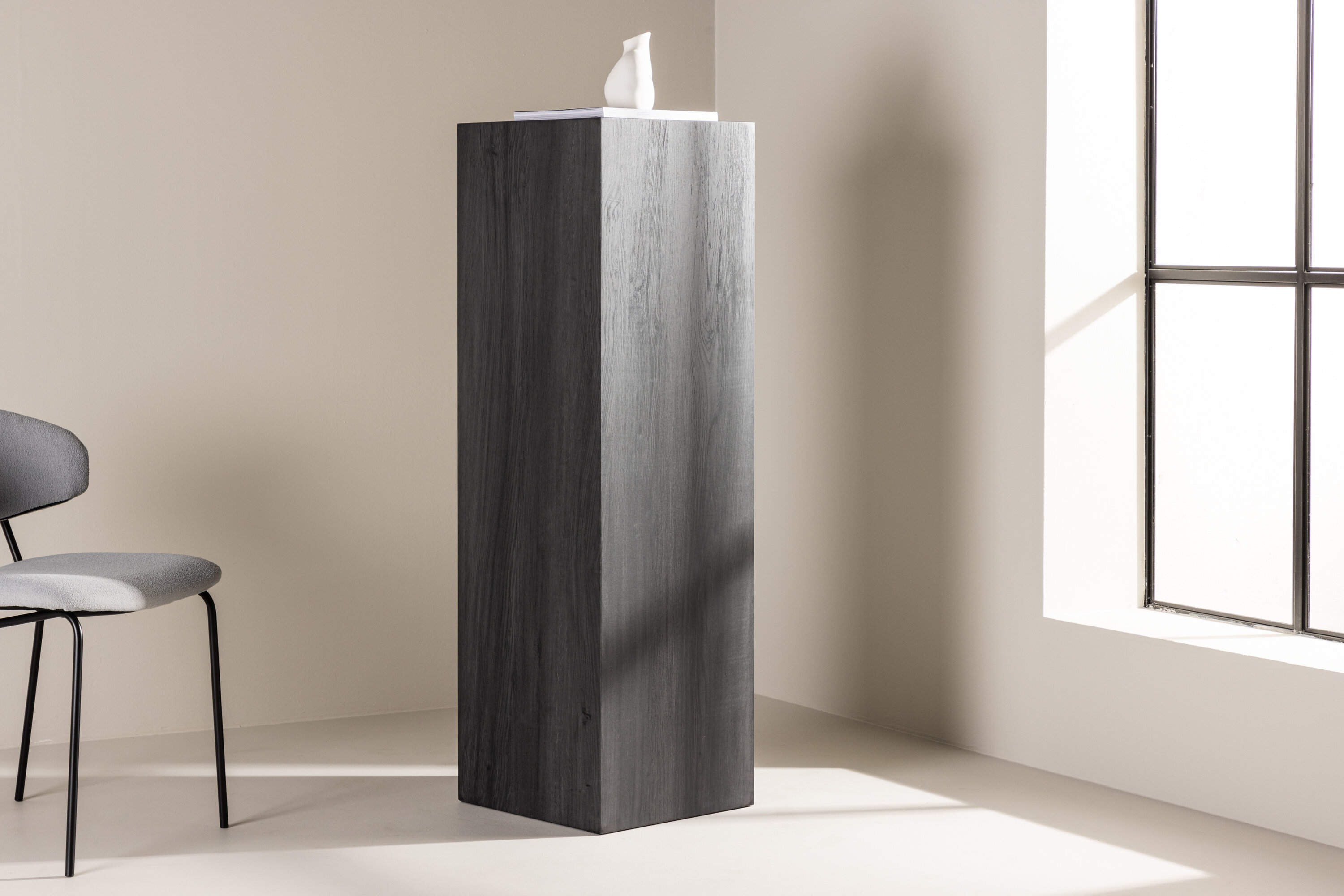 Ramsvik table d'appoint noir 40 x 40 cm en situation dans une pièce décorée