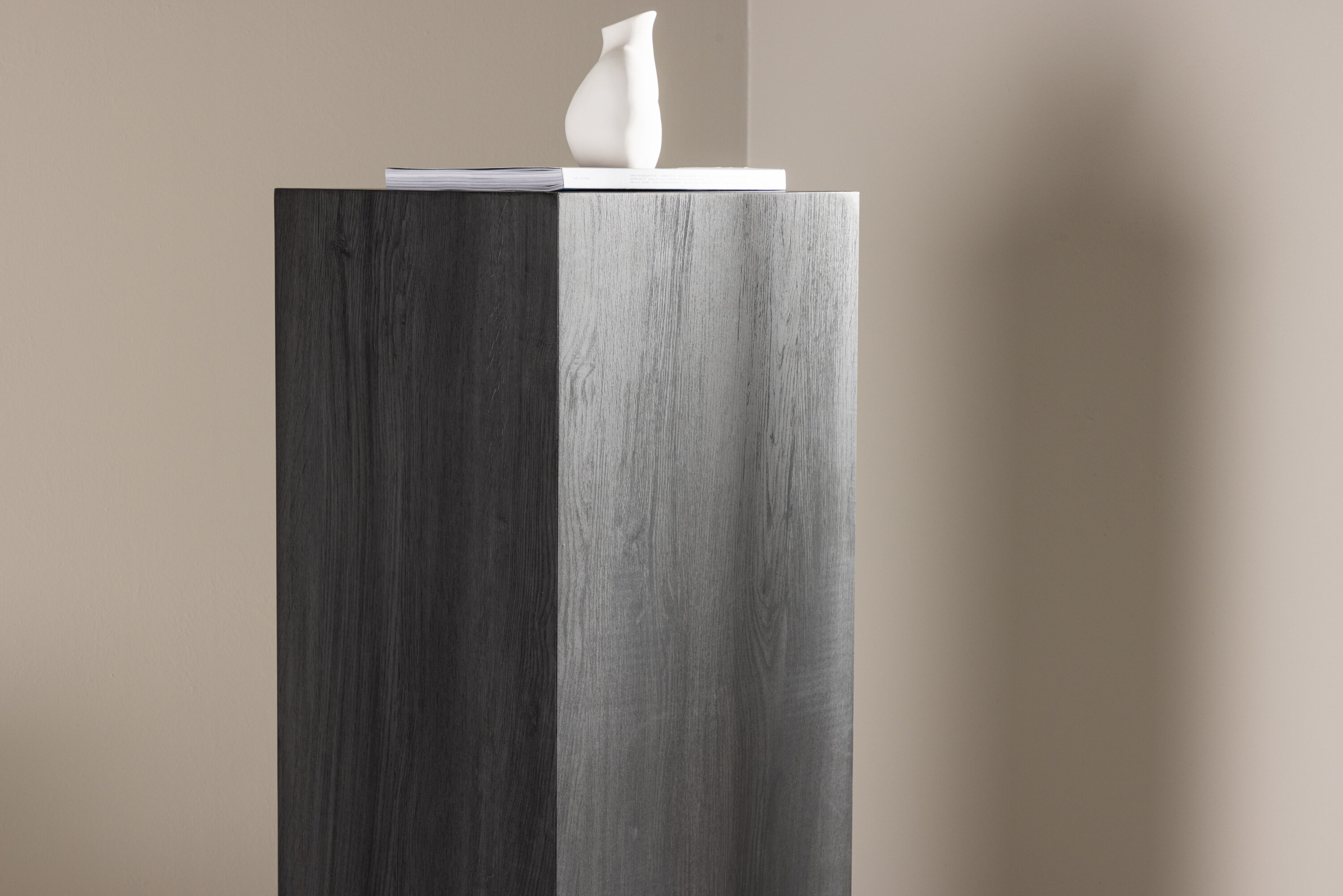 Ramsvik table d'appoint noir 40 x 40 cm en situation dans une pièce décorée