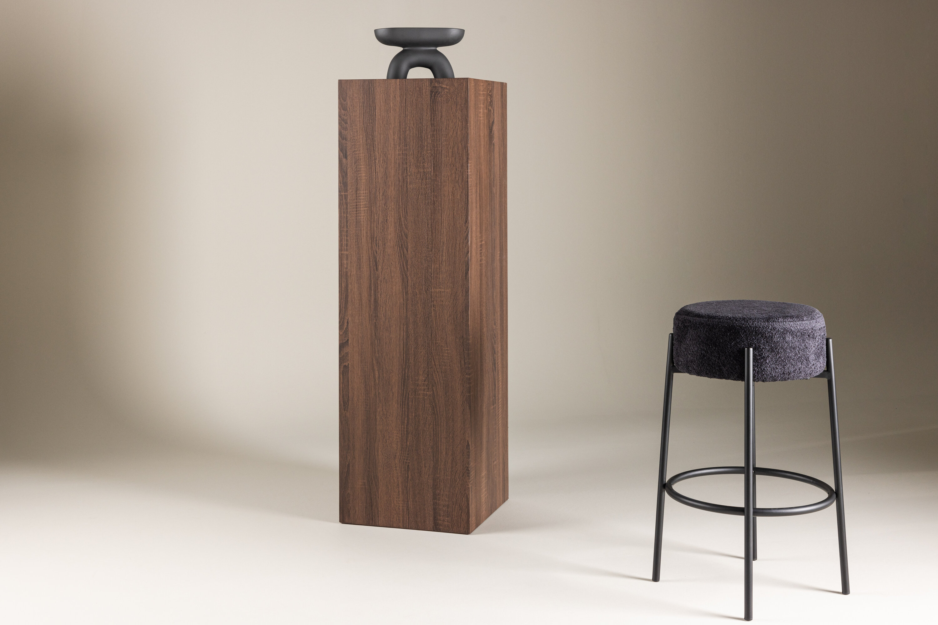 Ramsvik table d'appoint marron 40 x 40 cm en situation dans une pièce décorée