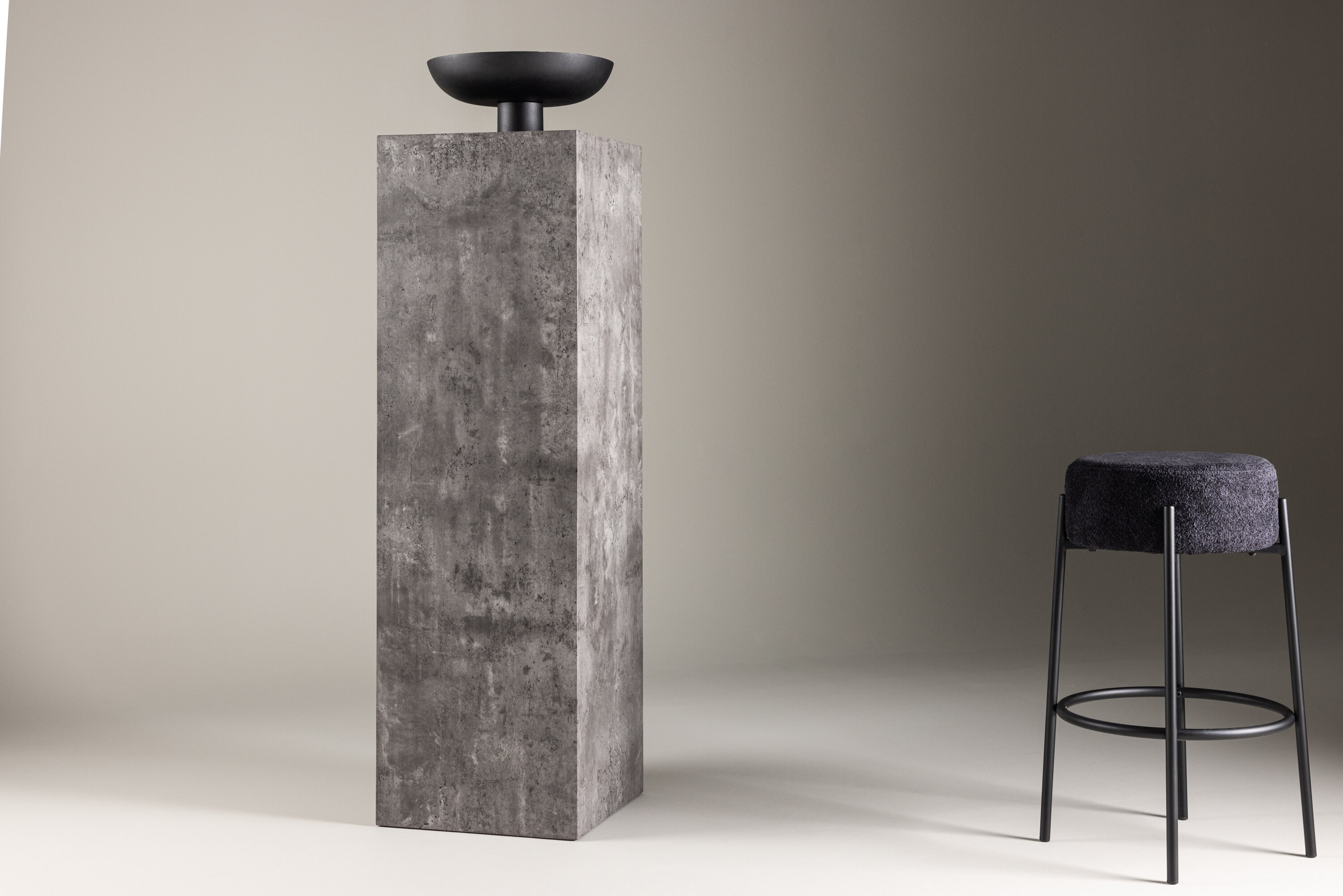Ramsvik table d'appoint gris 40 x 40 cm en situation dans une pièce décorée