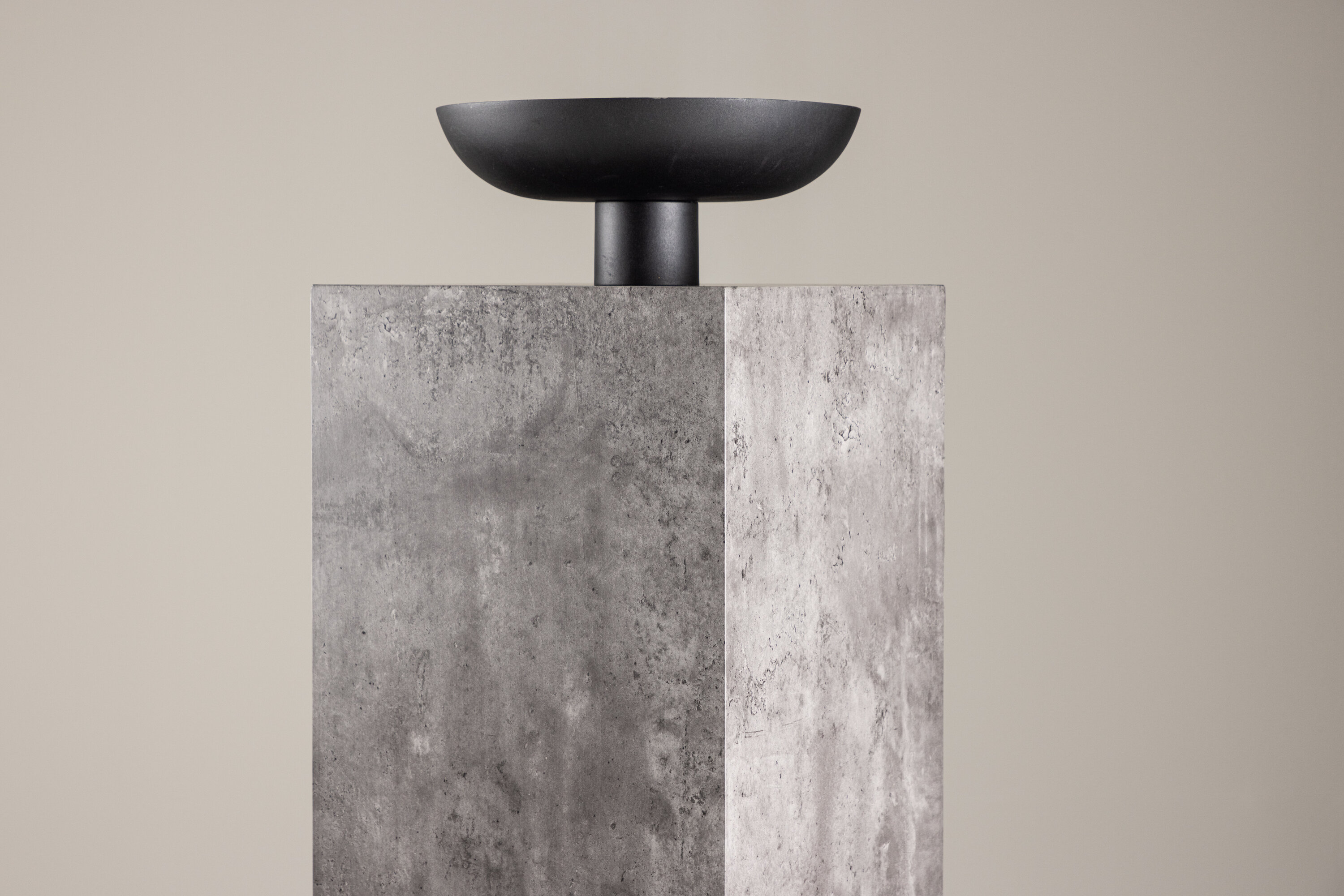 Ramsvik table d'appoint gris 40 x 40 cm en situation dans une pièce décorée