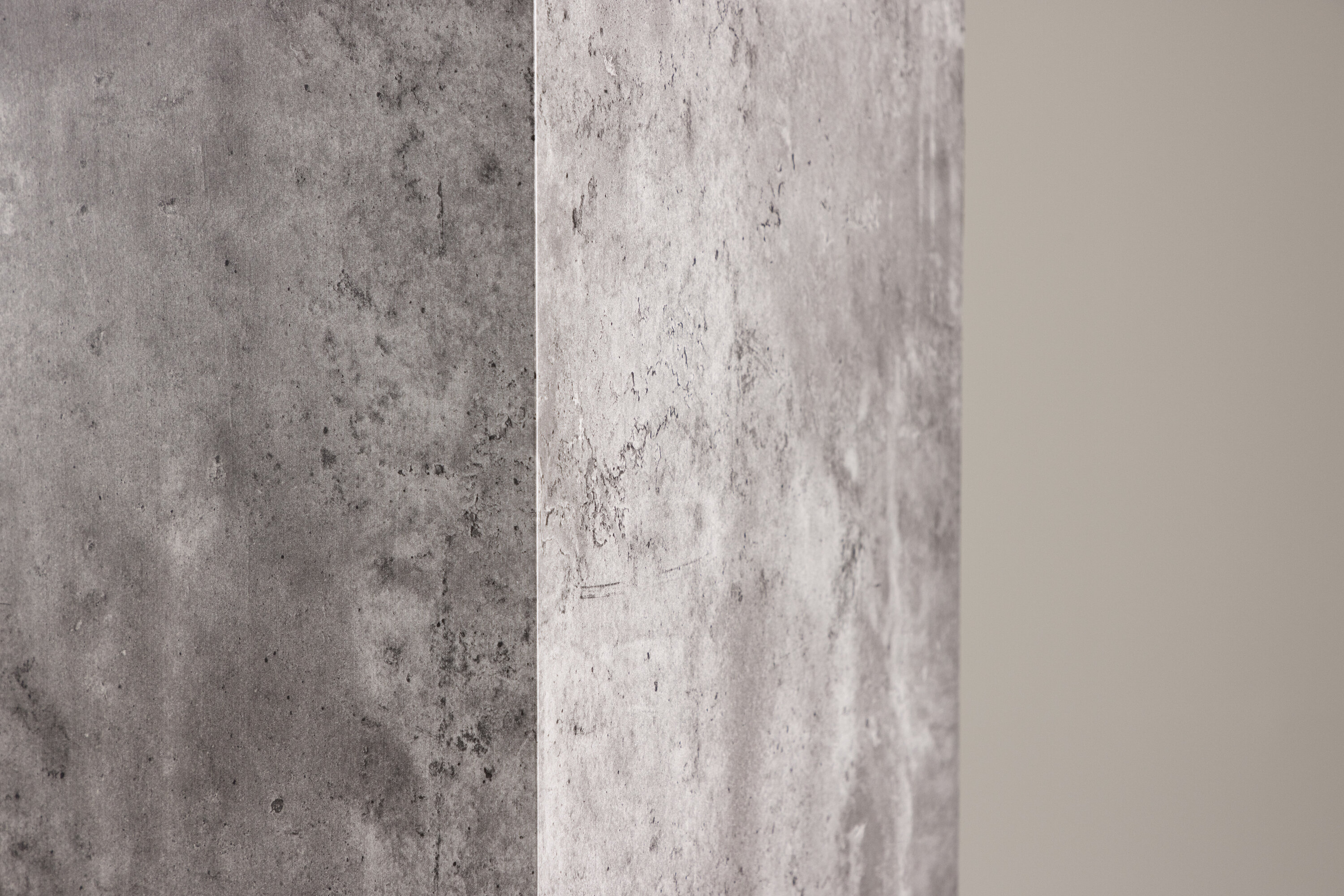 Ramsvik table d'appoint gris 40 x 40 cm en situation dans une pièce décorée