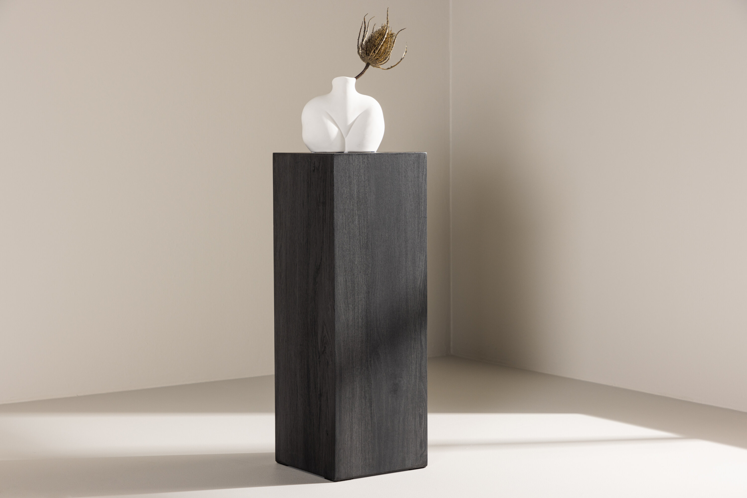 Ramsvik table d'appoint noir 23 x 23 cm en situation dans une pièce décorée