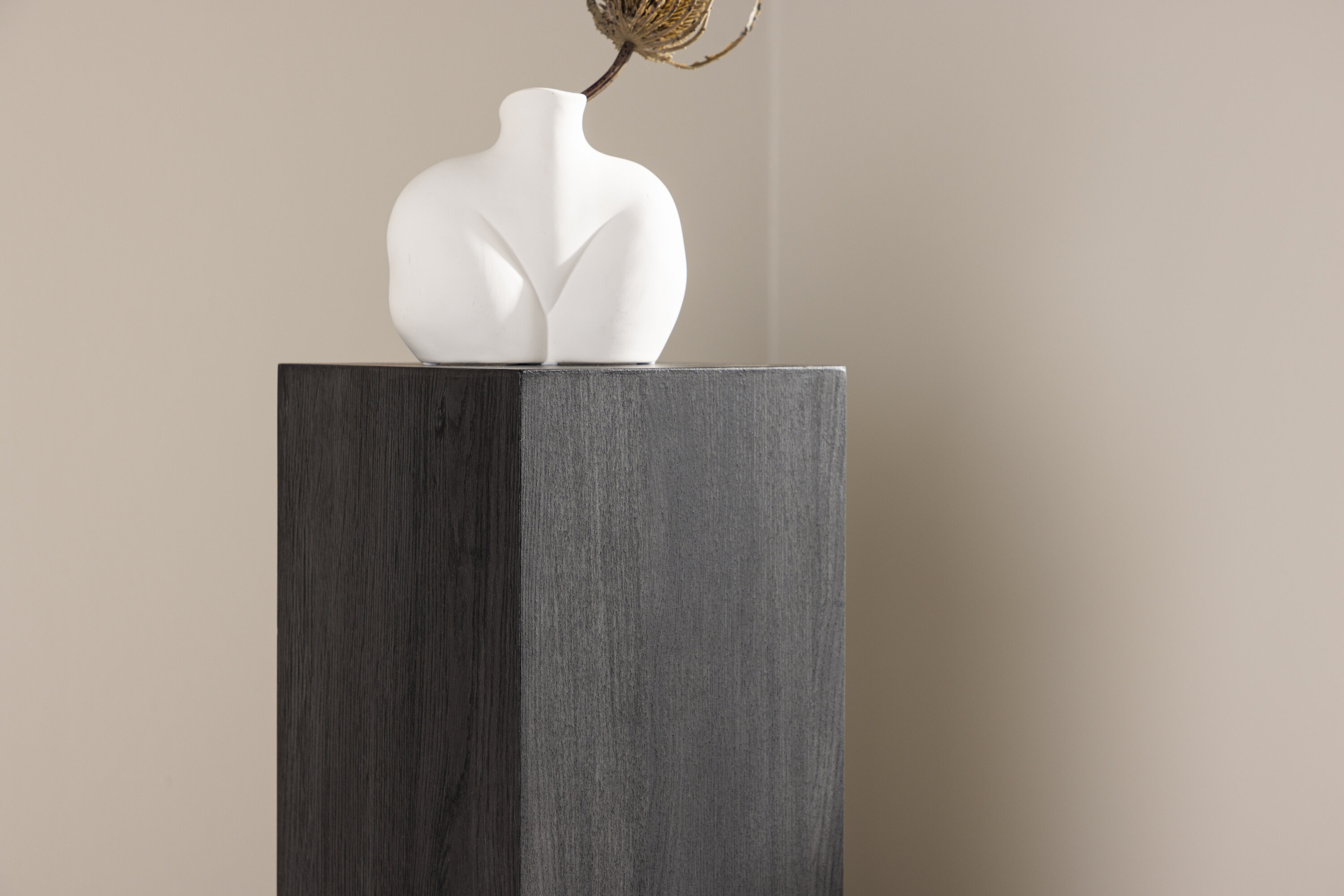 Ramsvik table d'appoint noir 23 x 23 cm en situation dans une pièce décorée