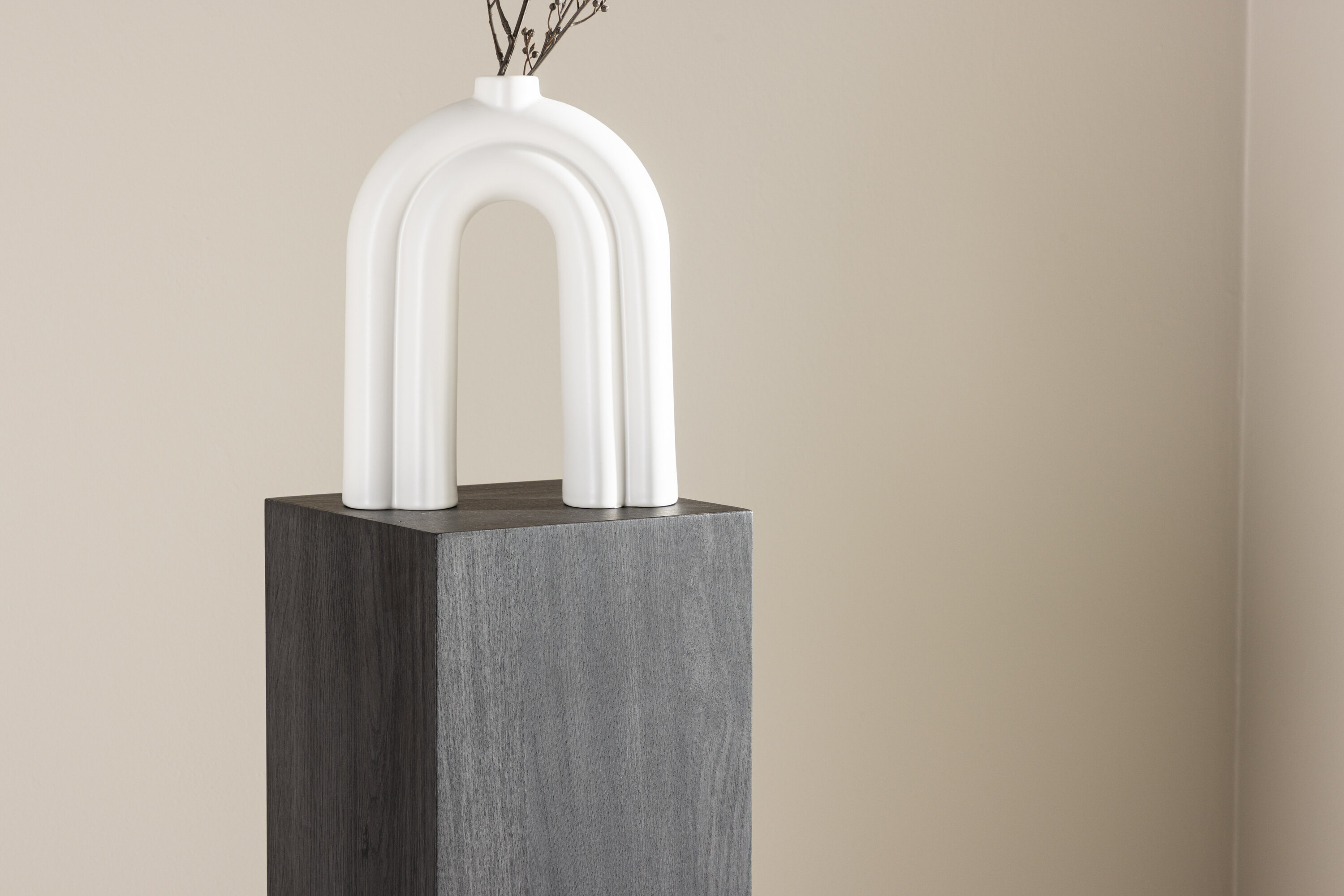 Ramsvik table d'appoint noir 23 x 23 cm en situation dans une pièce décorée