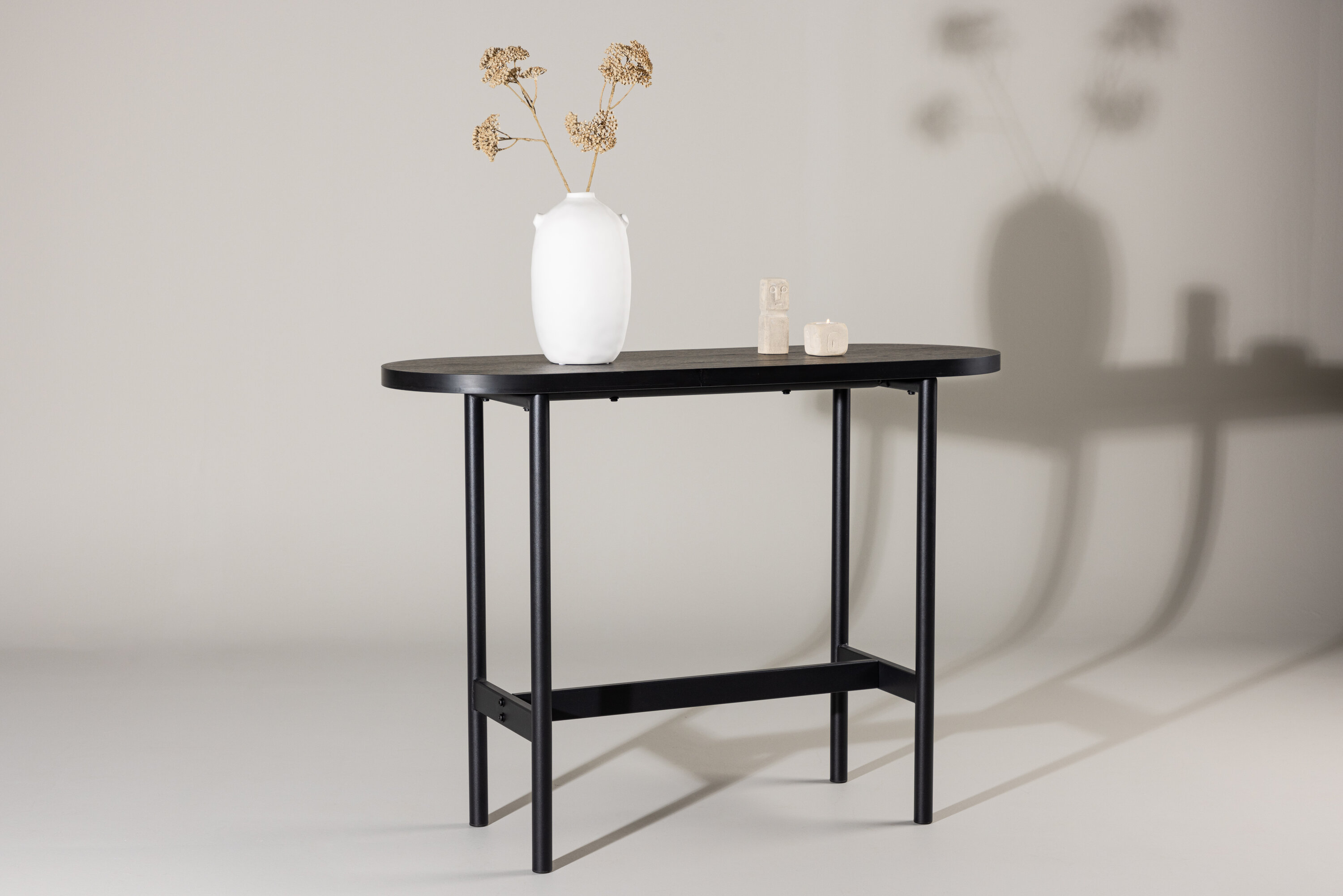 Skate table d'appoint noir 110 x 40 cm en situation dans une pièce décorée
