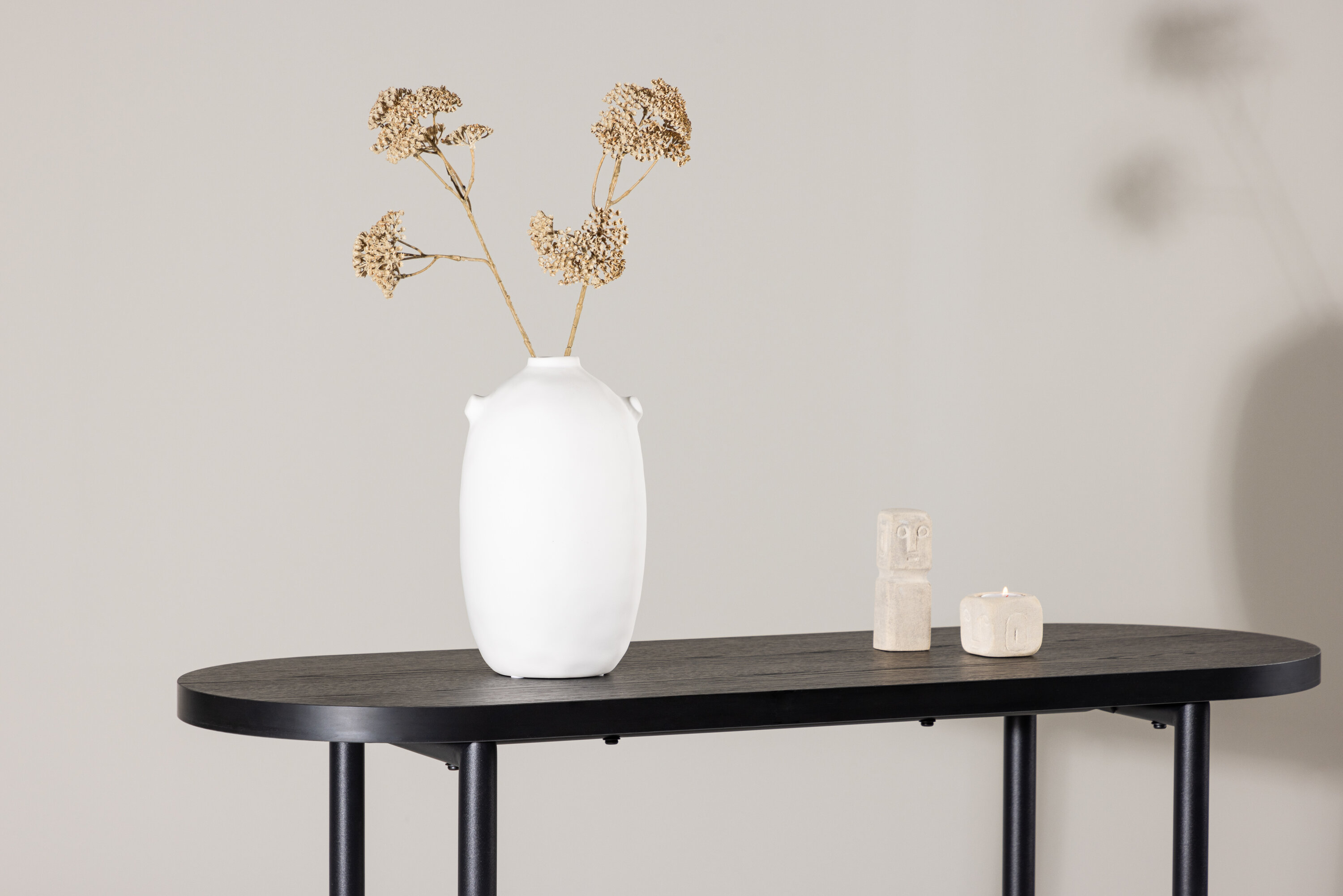 Skate table d'appoint noir 110 x 40 cm en situation dans une pièce décorée
