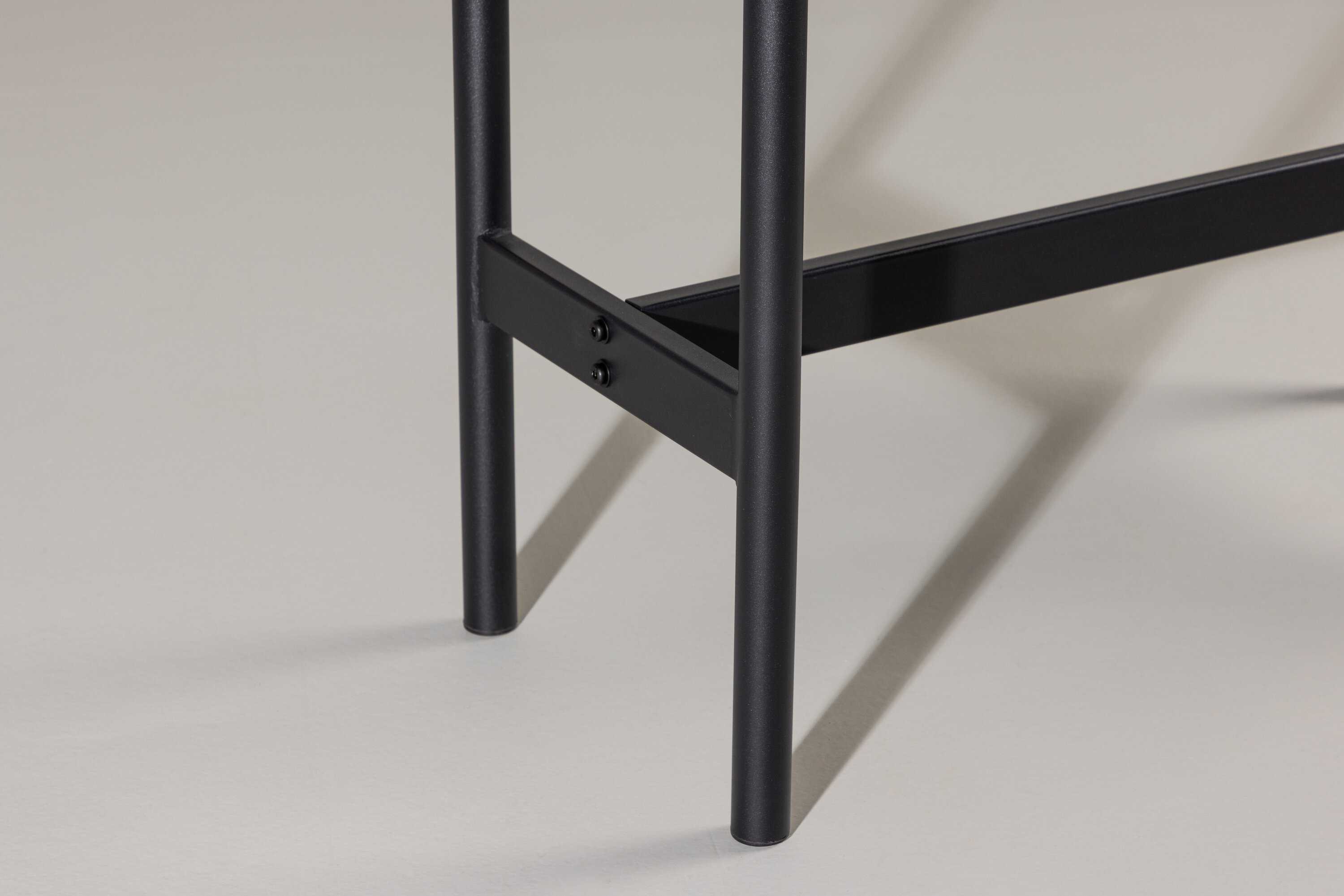 Skate table d'appoint noir 110 x 40 cm en situation dans une pièce décorée