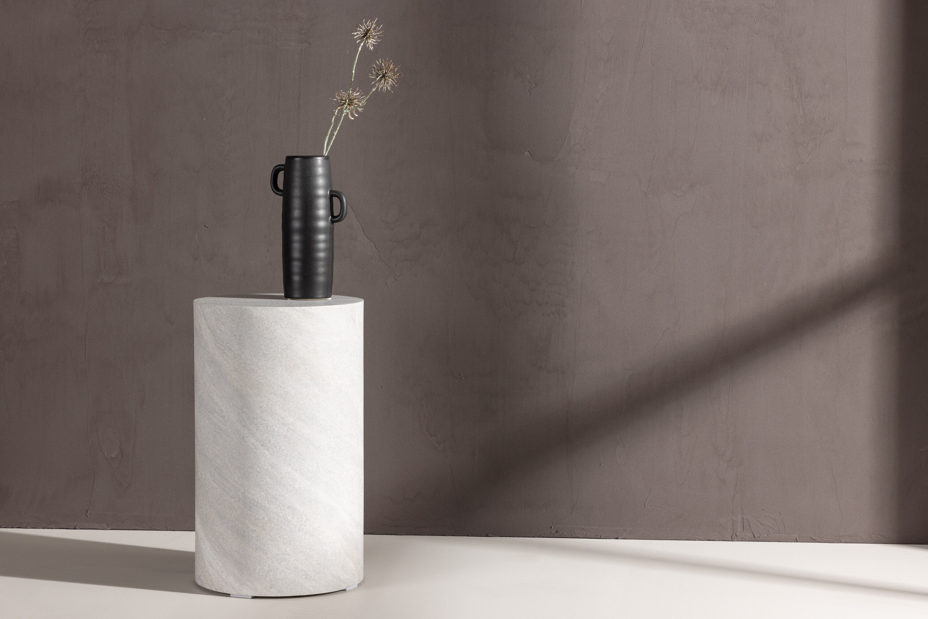 York table d'appoint gris ⌀30 cm en situation dans une pièce décorée