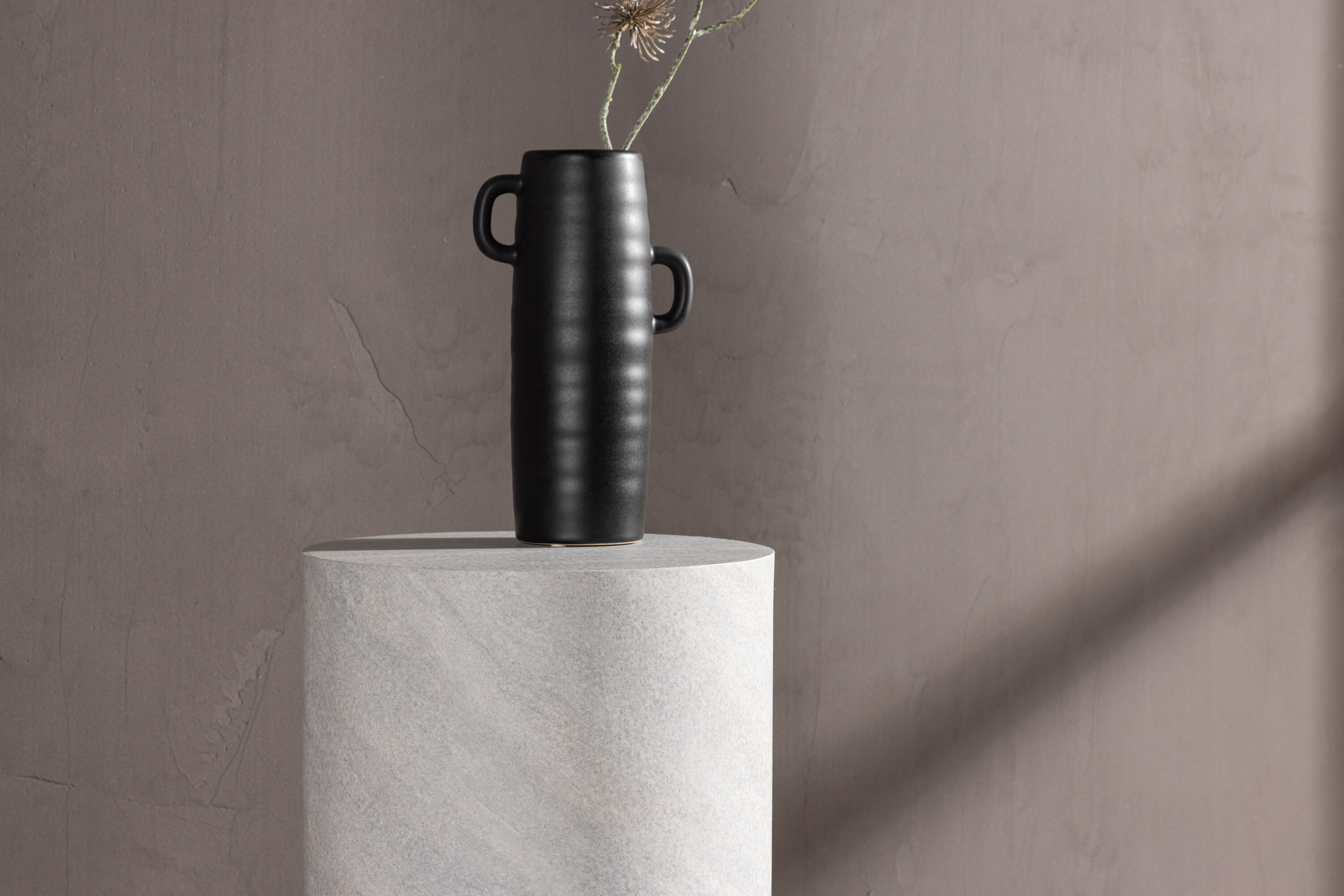 York table d'appoint gris ⌀30 cm en situation dans une pièce décorée