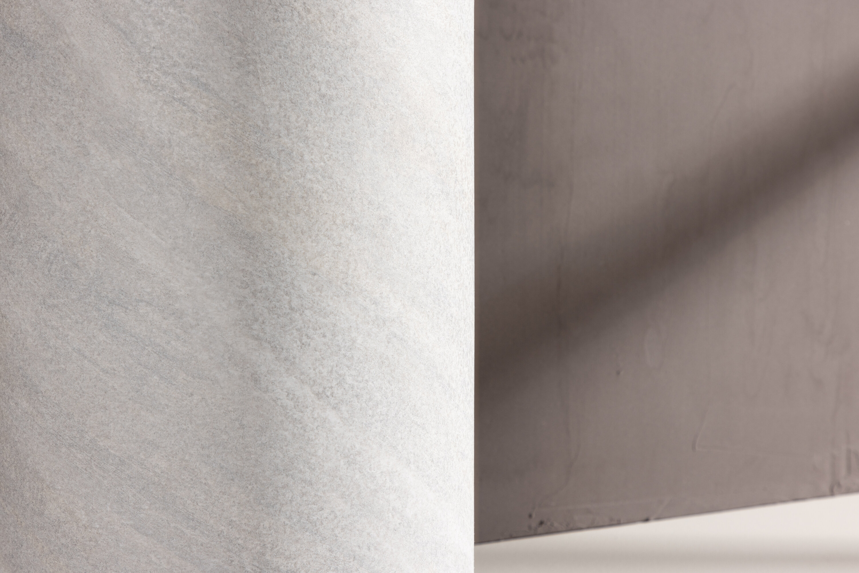York table d'appoint gris ⌀30 cm en situation dans une pièce décorée