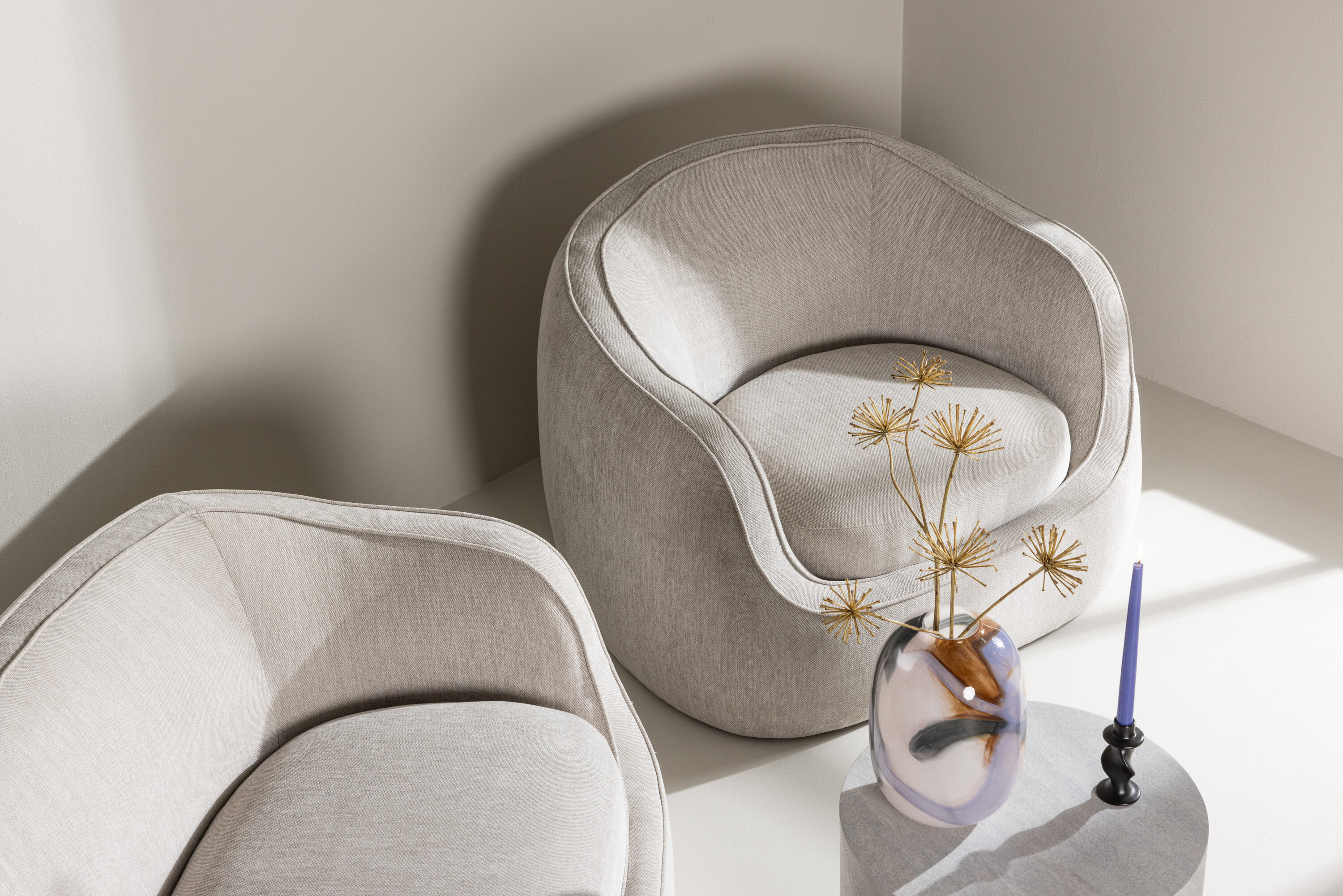 Elio fauteuil gris clair, noir 96 x 75 x 108 cm en situation dans une pièce décorée