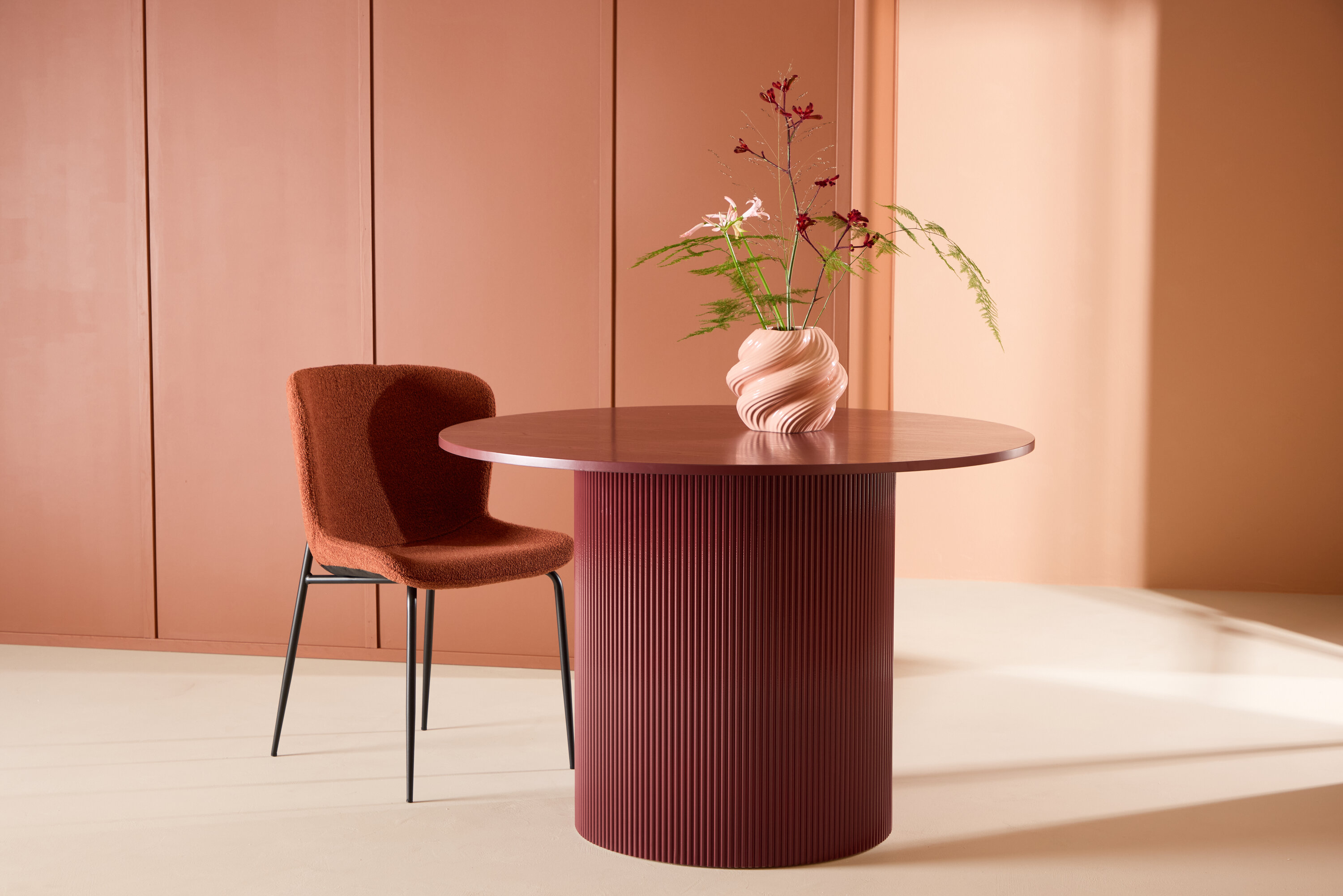 Lenox table à manger ronde bordeaux ⌀110 cm en situation dans une pièce décorée