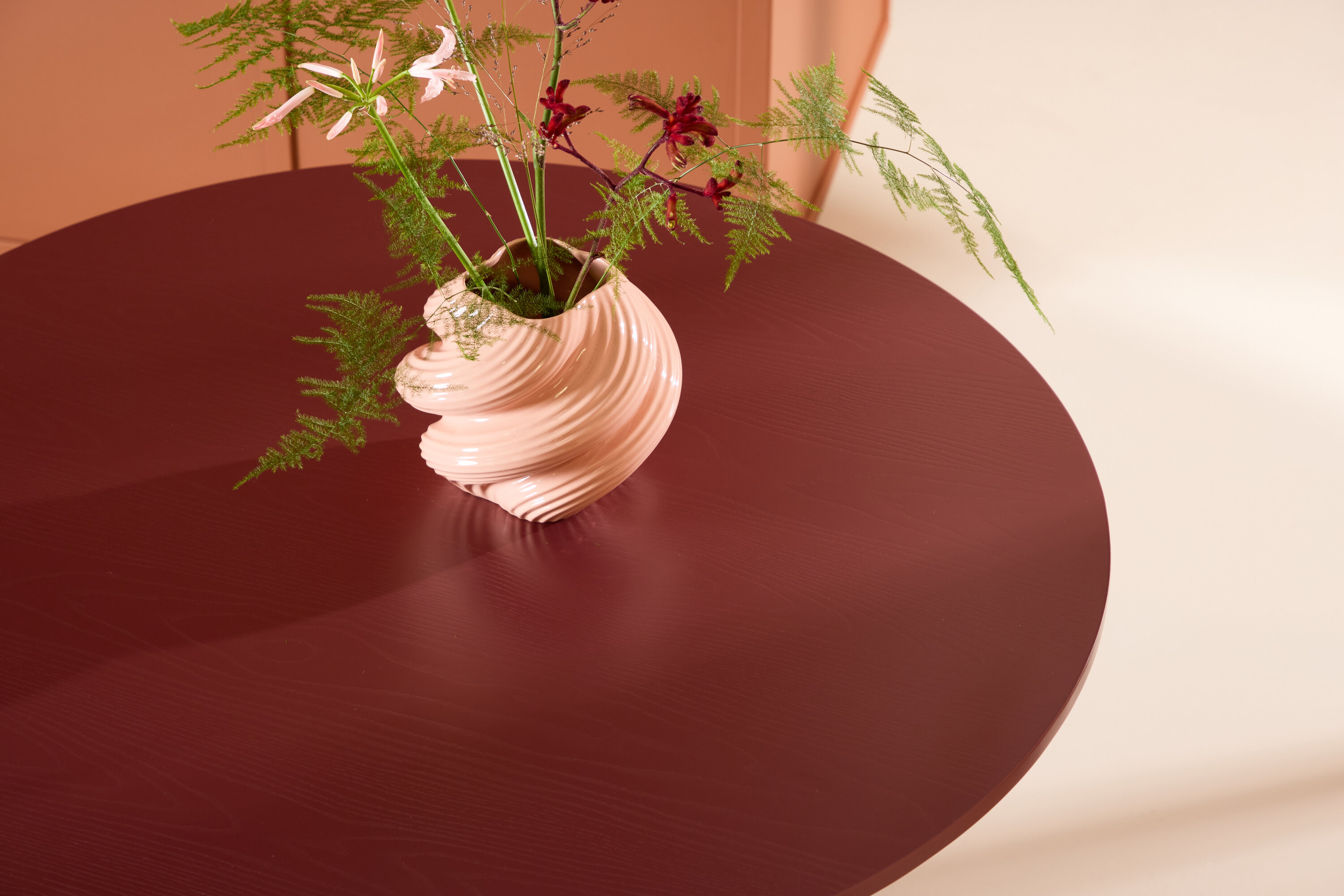 Lenox table à manger ronde bordeaux ⌀110 cm en situation dans une pièce décorée
