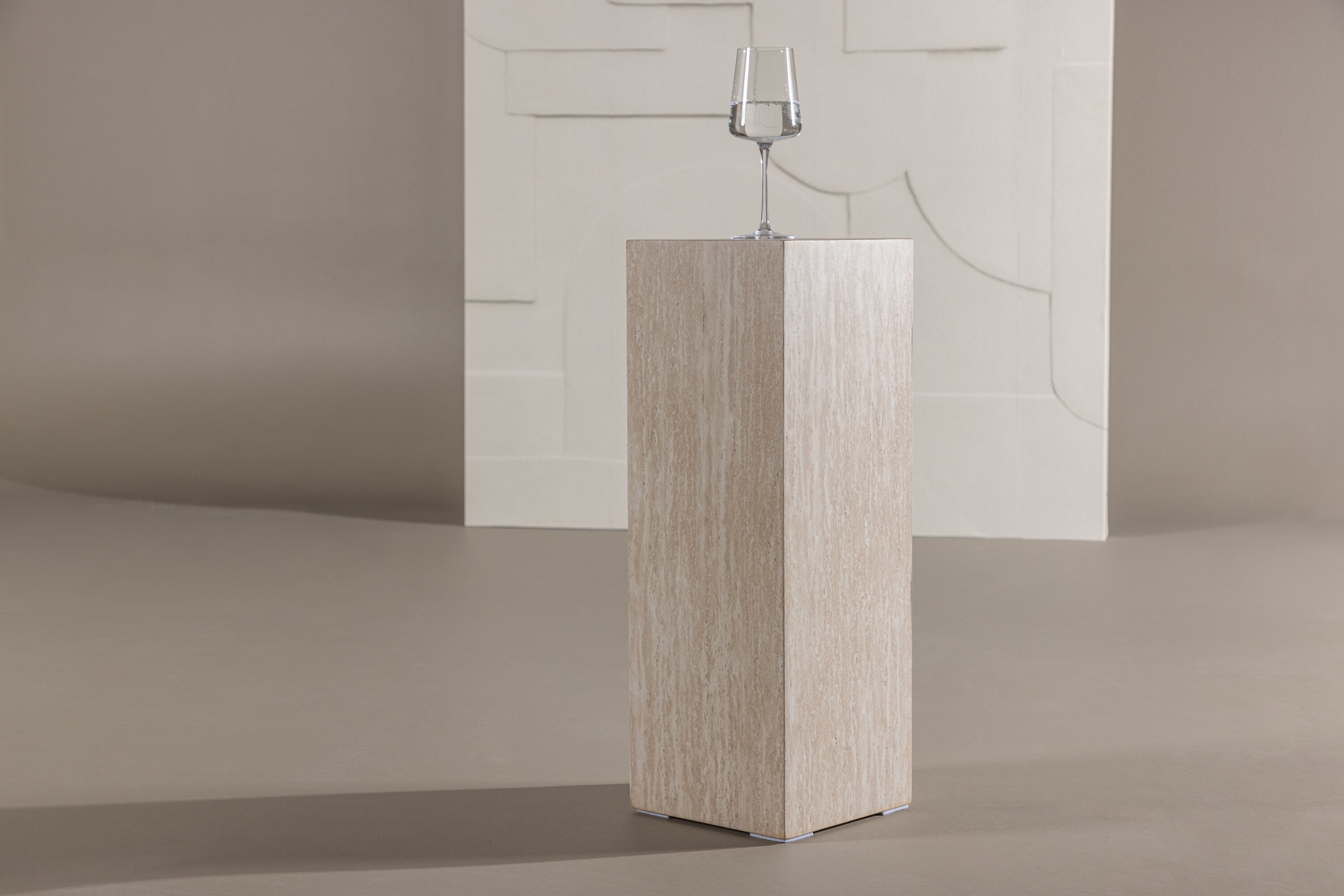 Ramsvik table d'appoint beige 23 x 23 cm en situation dans une pièce décorée