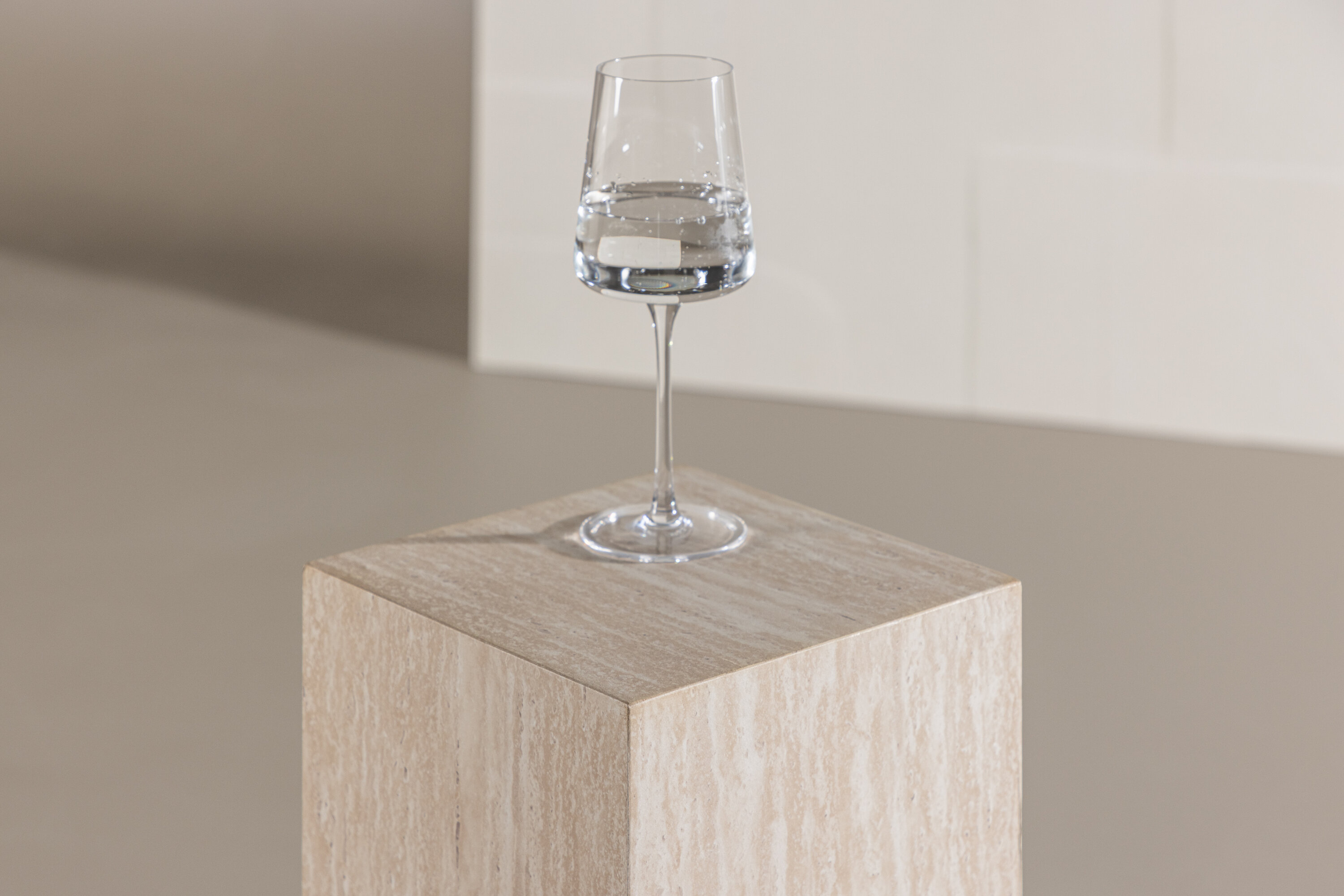 Ramsvik table d'appoint beige 23 x 23 cm en situation dans une pièce décorée