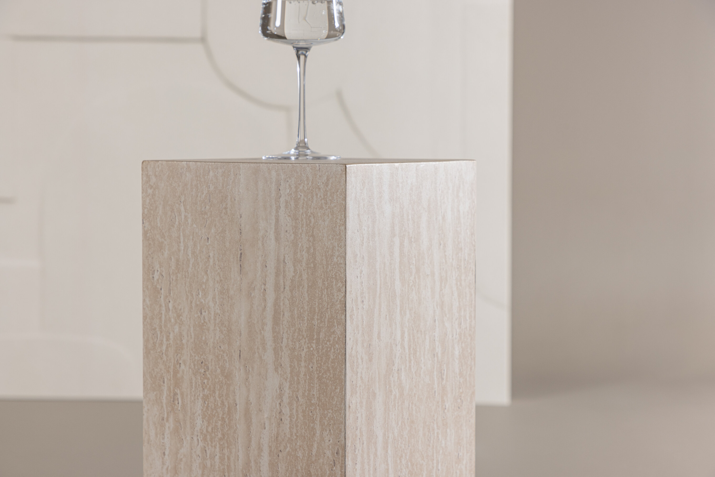 Ramsvik table d'appoint beige 23 x 23 cm en situation dans une pièce décorée