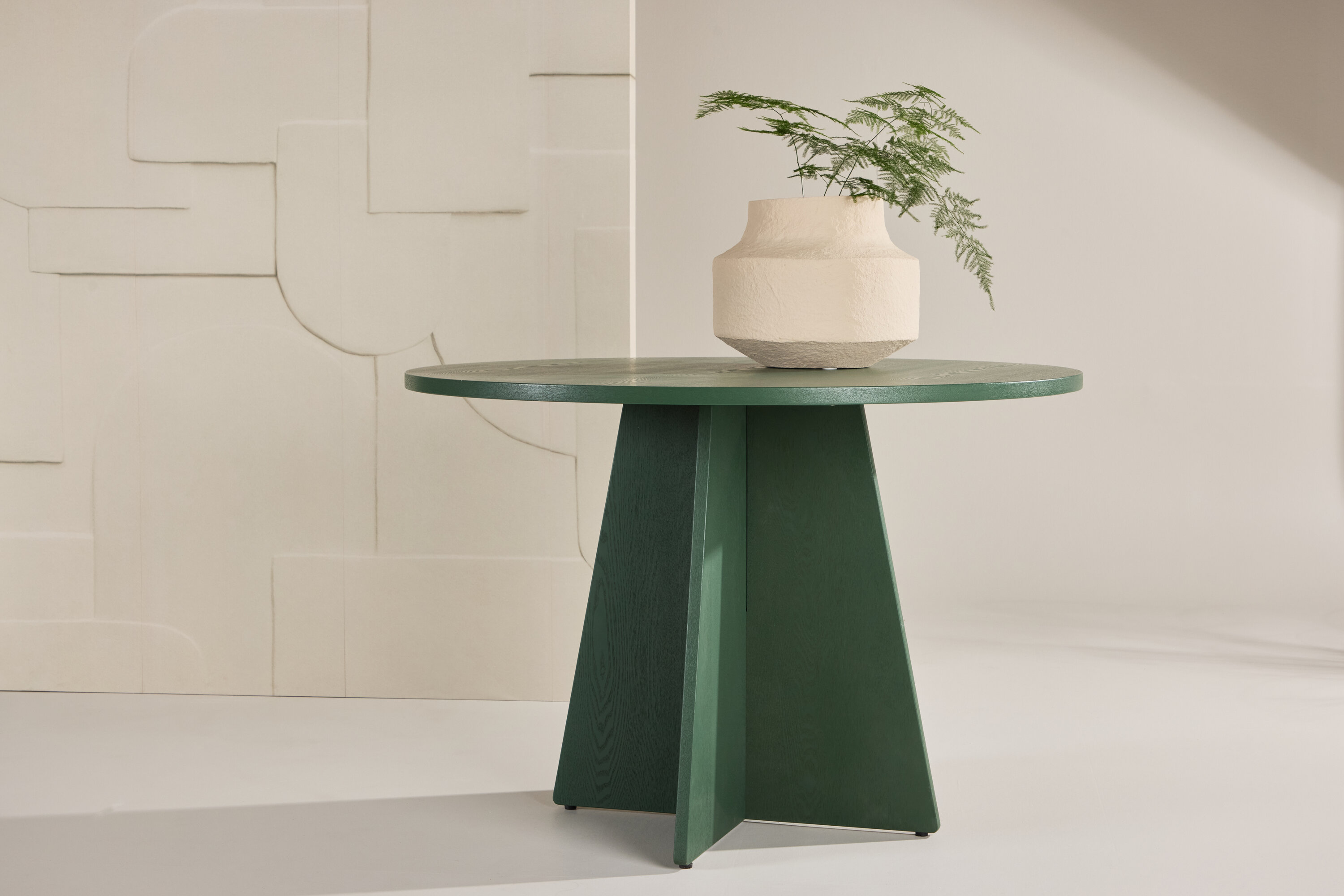 Bootcut table à manger ronde vert ⌀110 cm en situation dans une pièce décorée