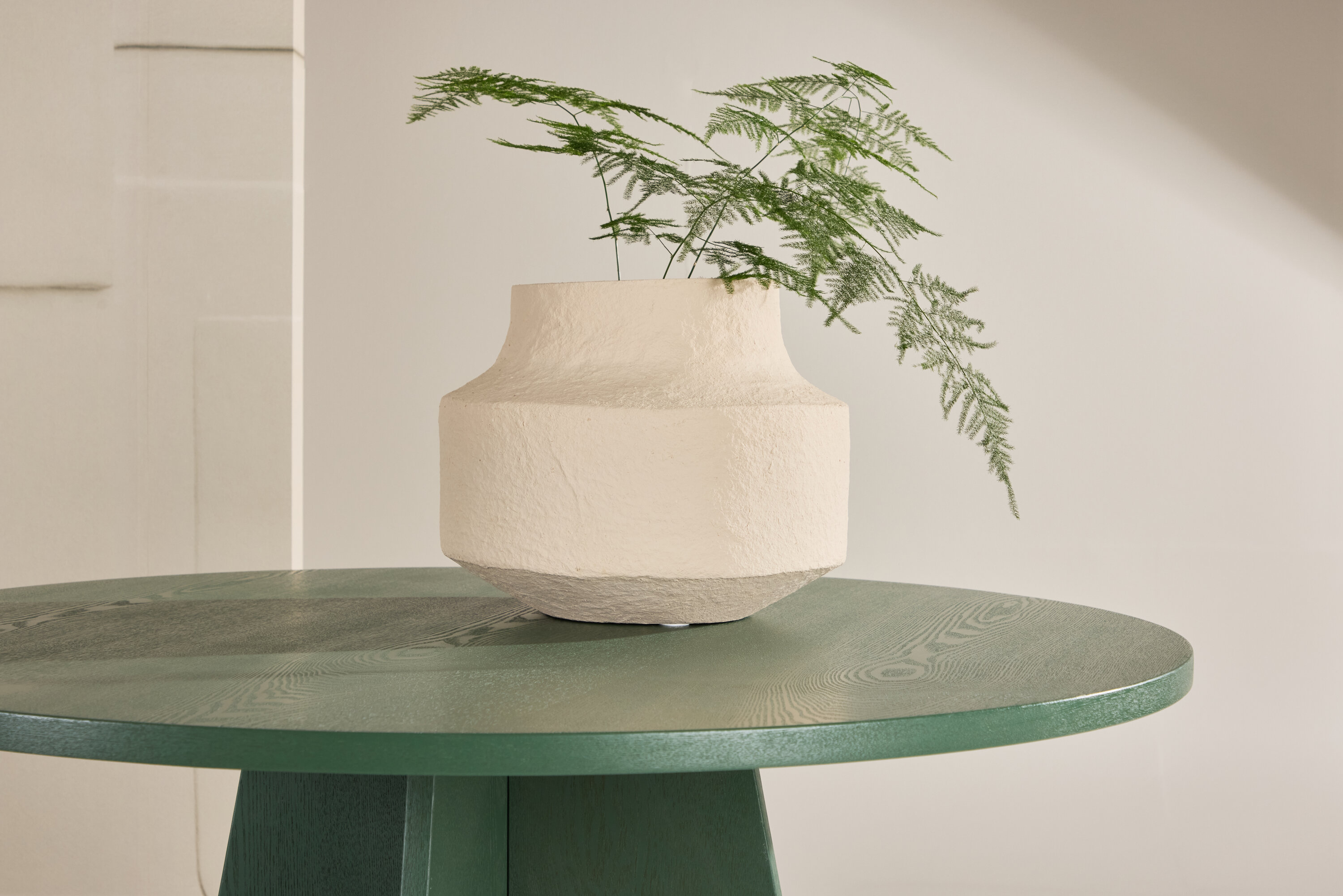 Bootcut table à manger ronde vert ⌀110 cm en situation dans une pièce décorée