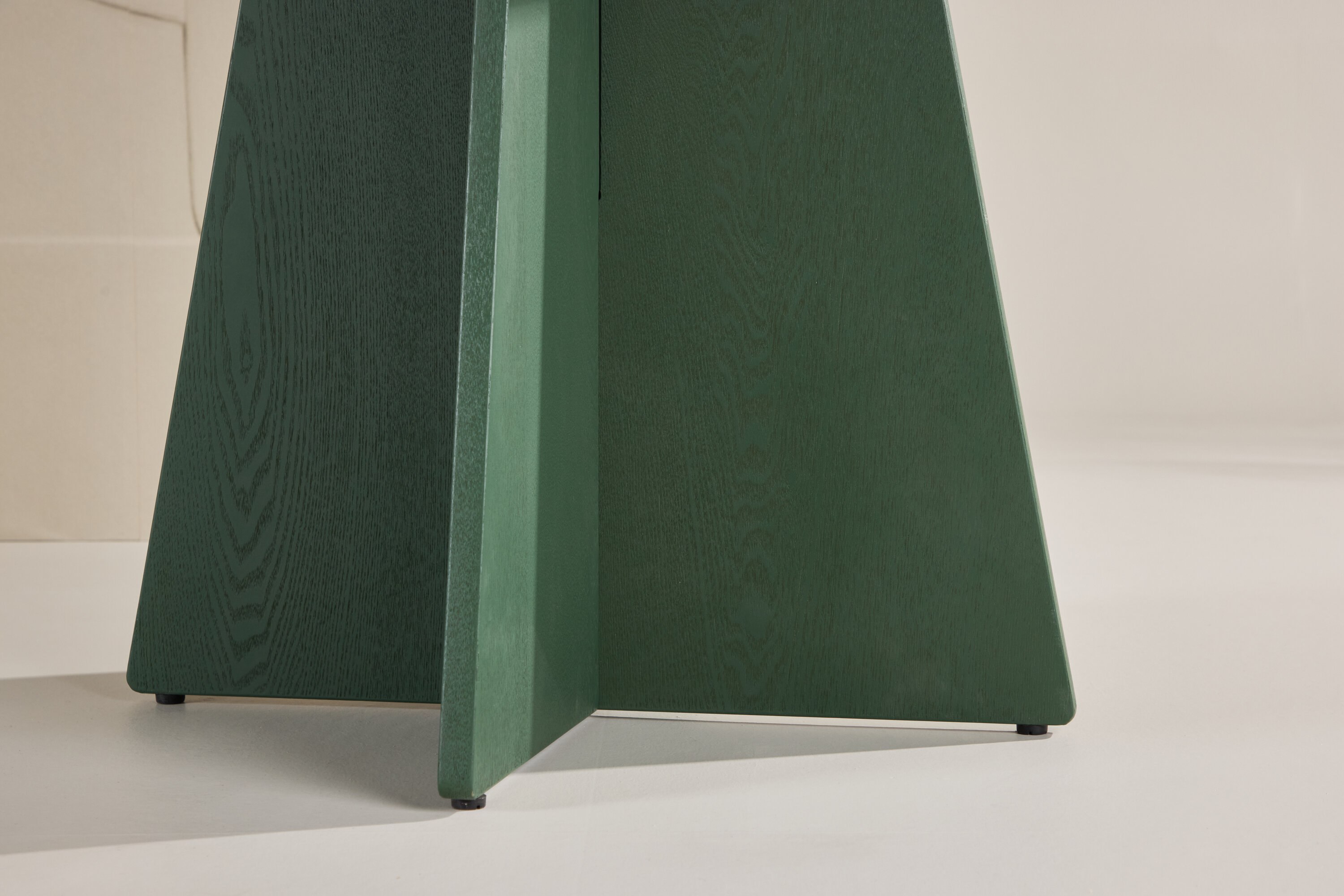 Bootcut table à manger ronde vert ⌀110 cm en situation dans une pièce décorée