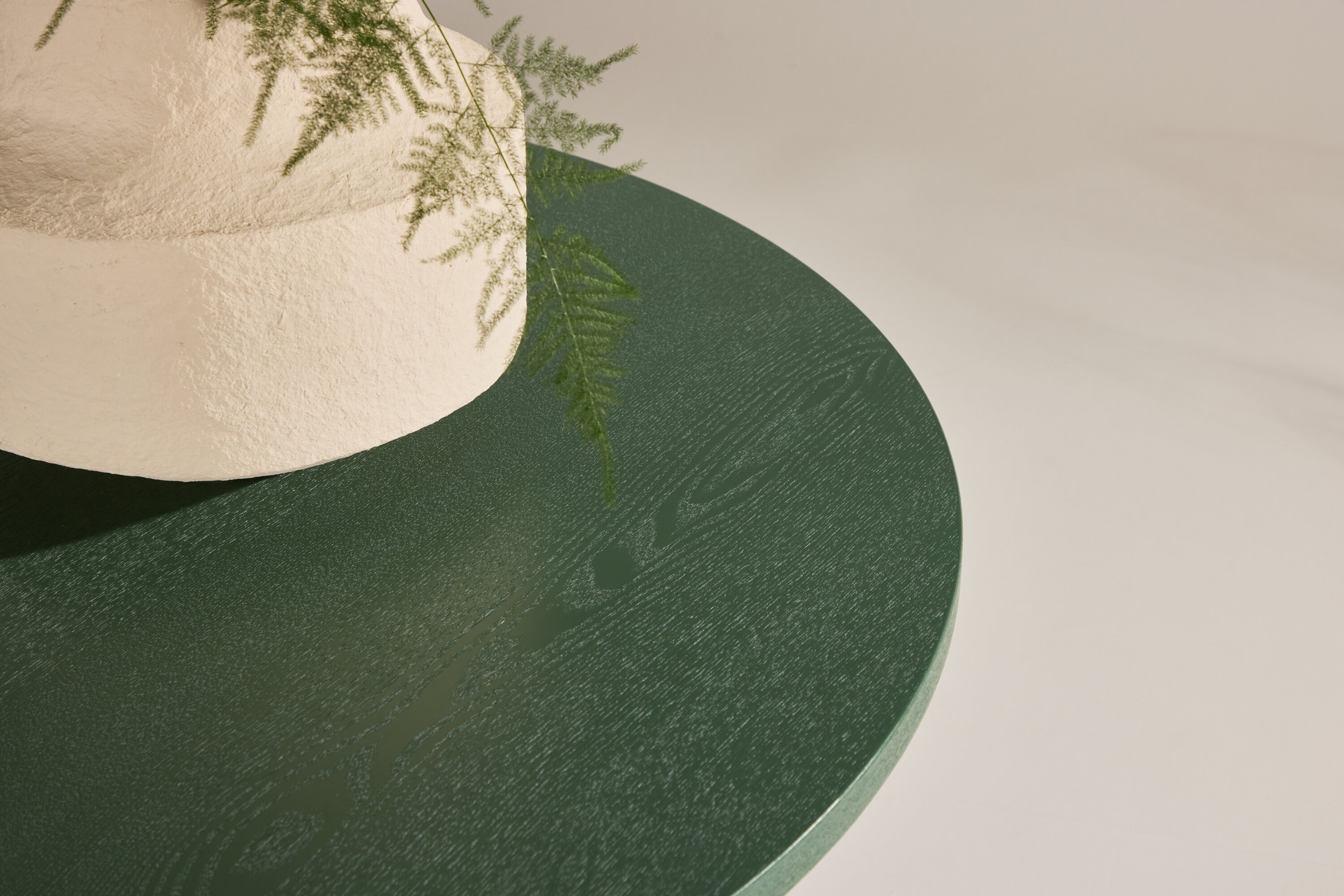 Bootcut table à manger ronde vert ⌀110 cm en situation dans une pièce décorée