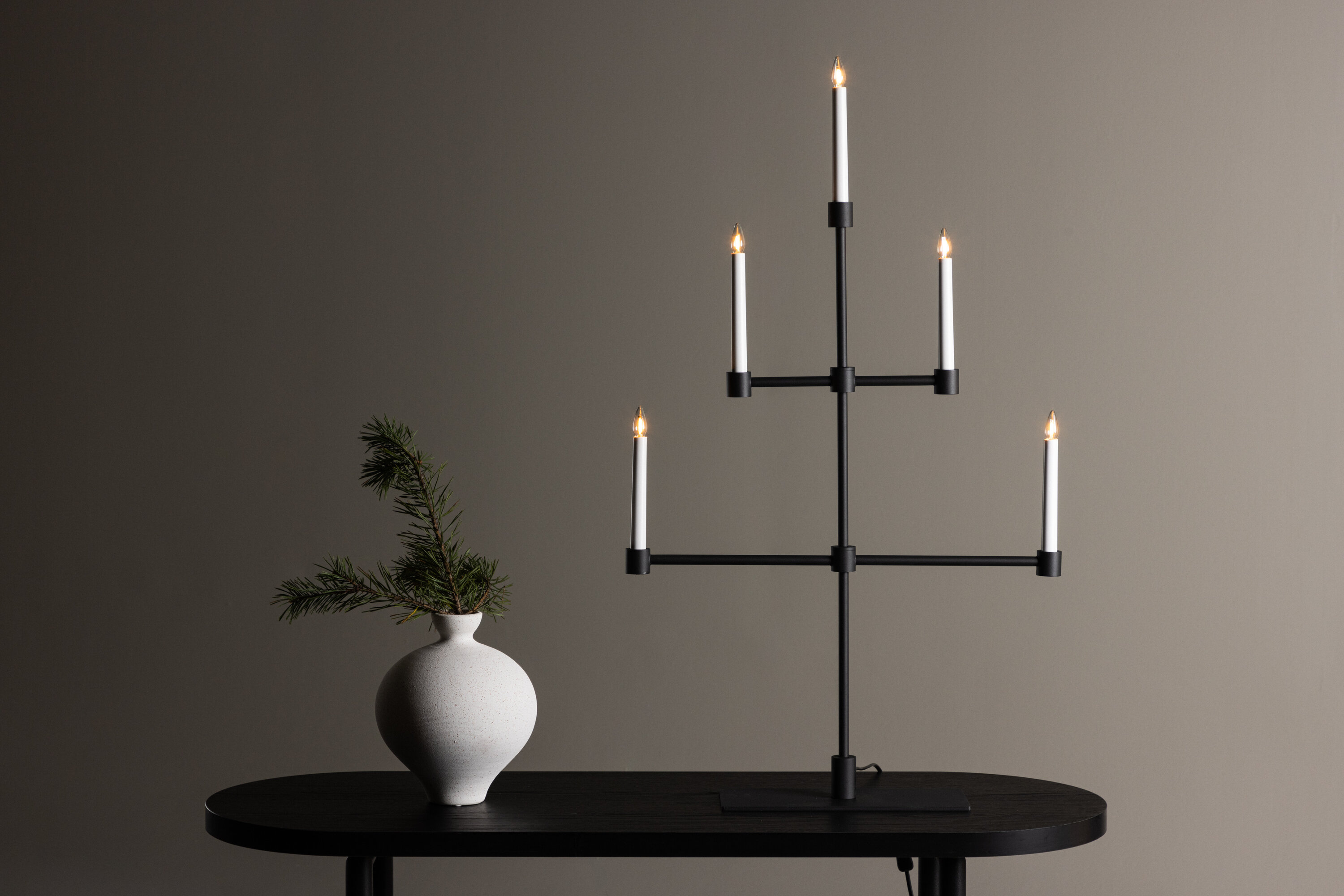 Avoriaz éclairage de noël noir, blanc 12 x 92 x 53 cm en situation dans une pièce décorée