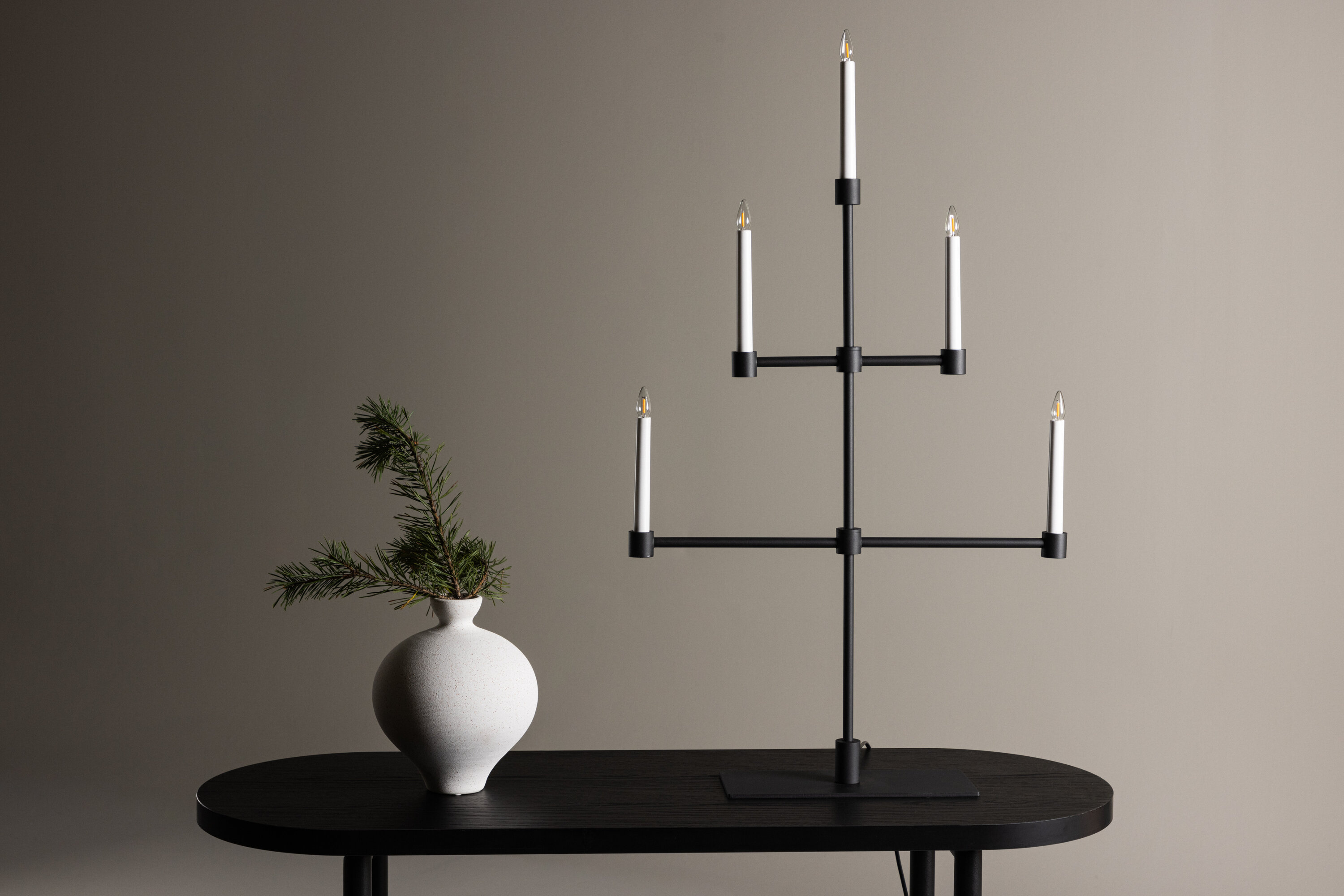 Avoriaz éclairage de noël noir, blanc 12 x 92 x 53 cm en situation dans une pièce décorée