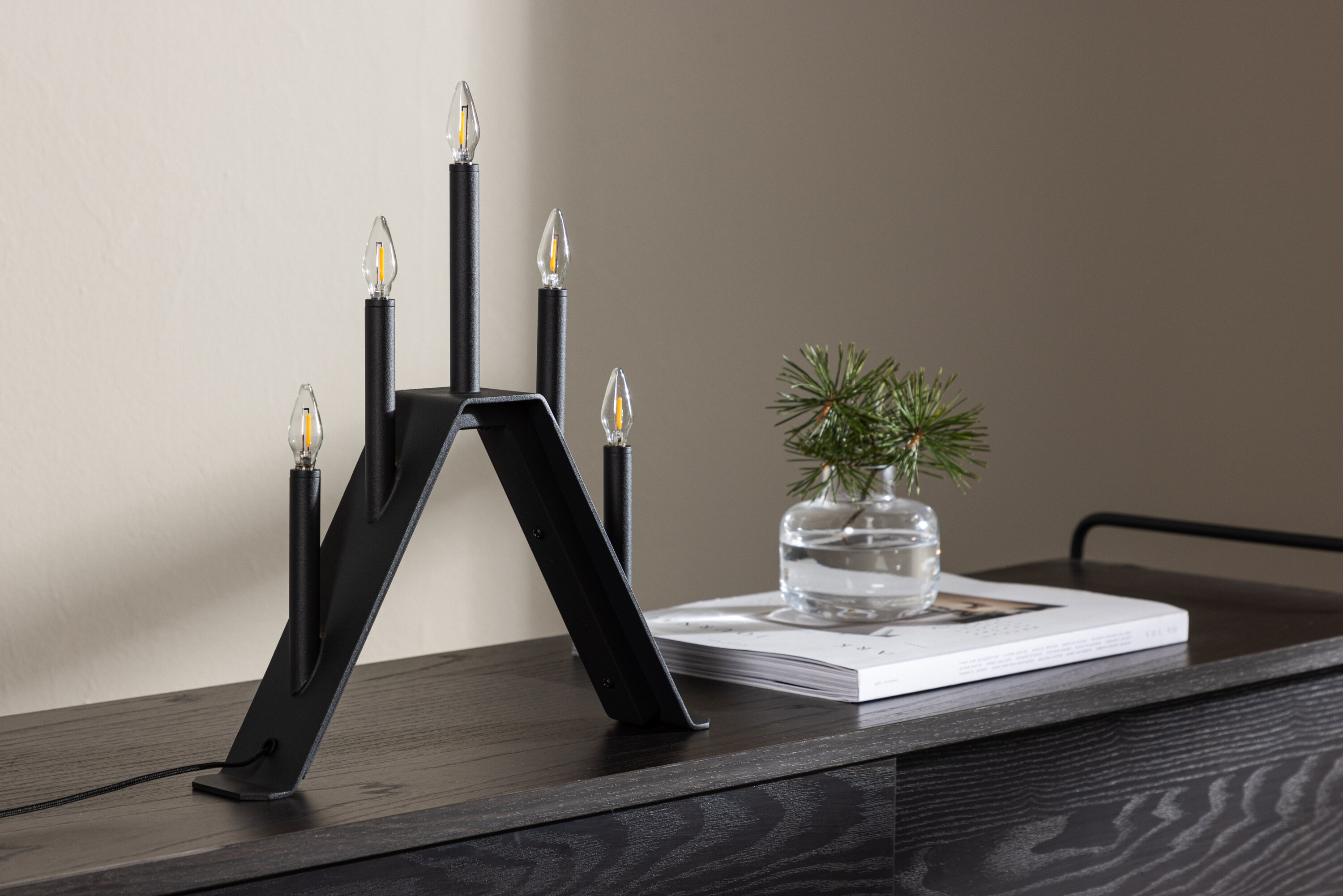 Åre éclairage de noël noir 6 x 36 x 32 cm en situation dans une pièce décorée