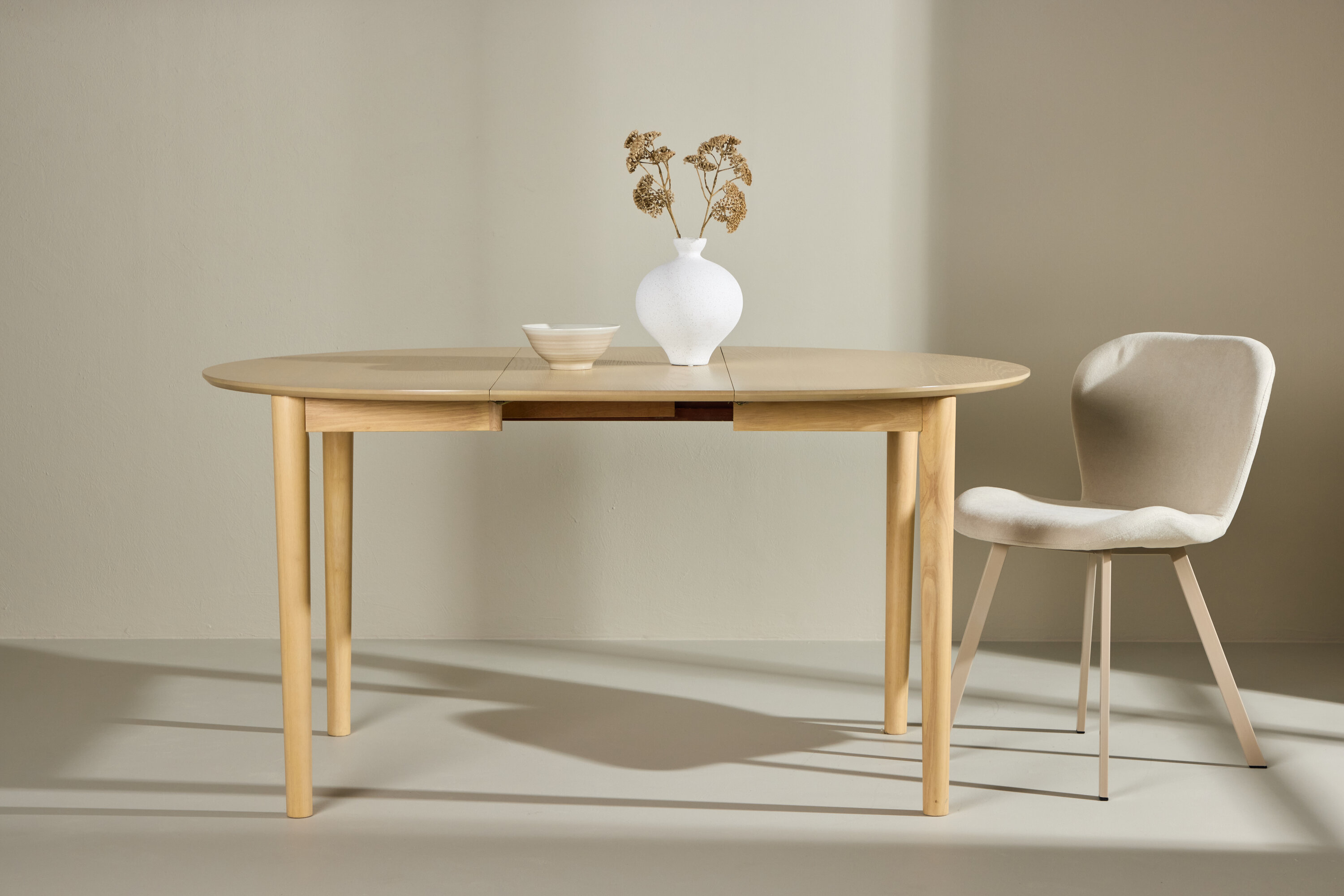 Gilda table à manger ronde blanchi ⌀110 cm en situation dans une pièce décorée