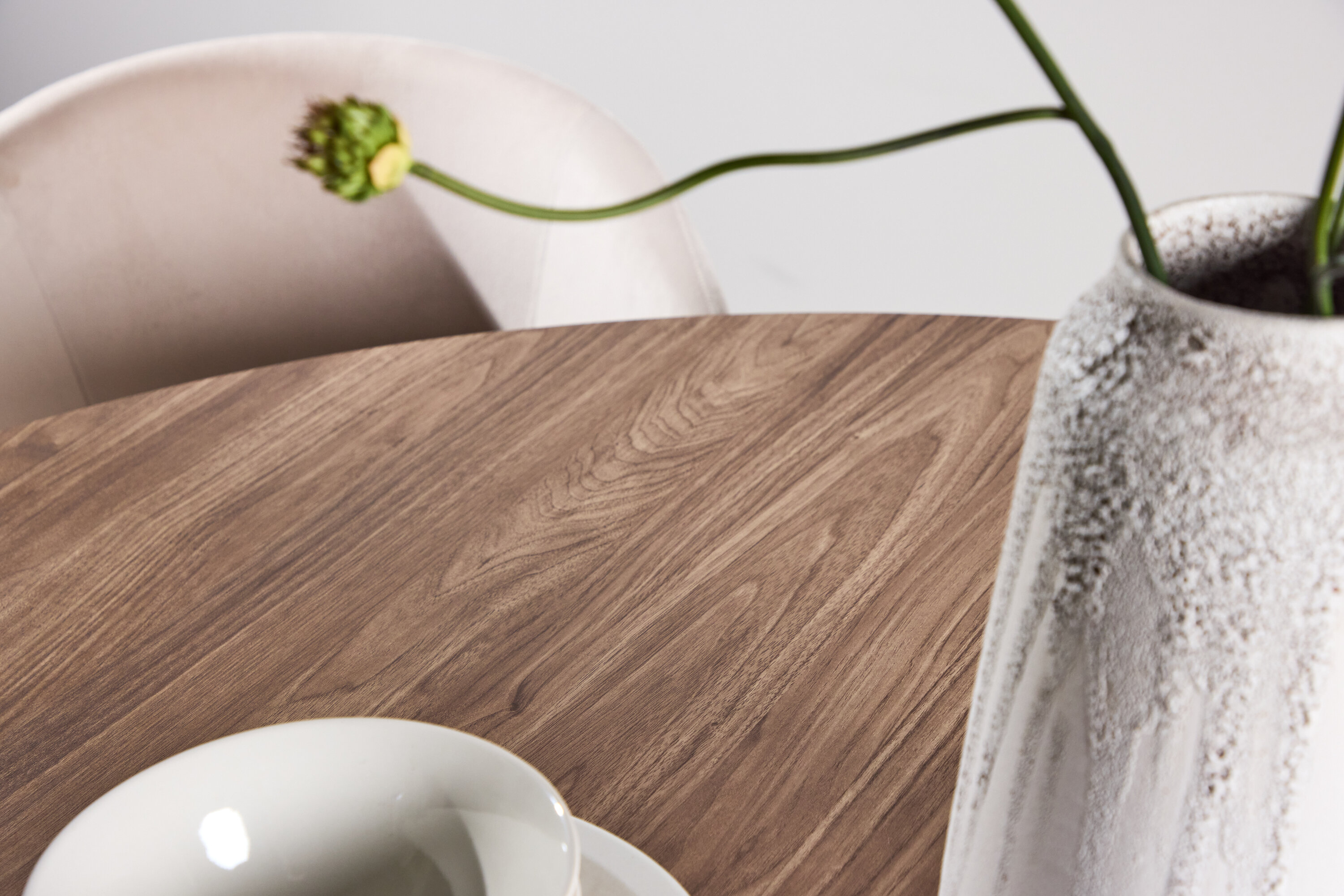 Lanzo table à manger ronde naturel ⌀150 cm en situation dans une pièce décorée