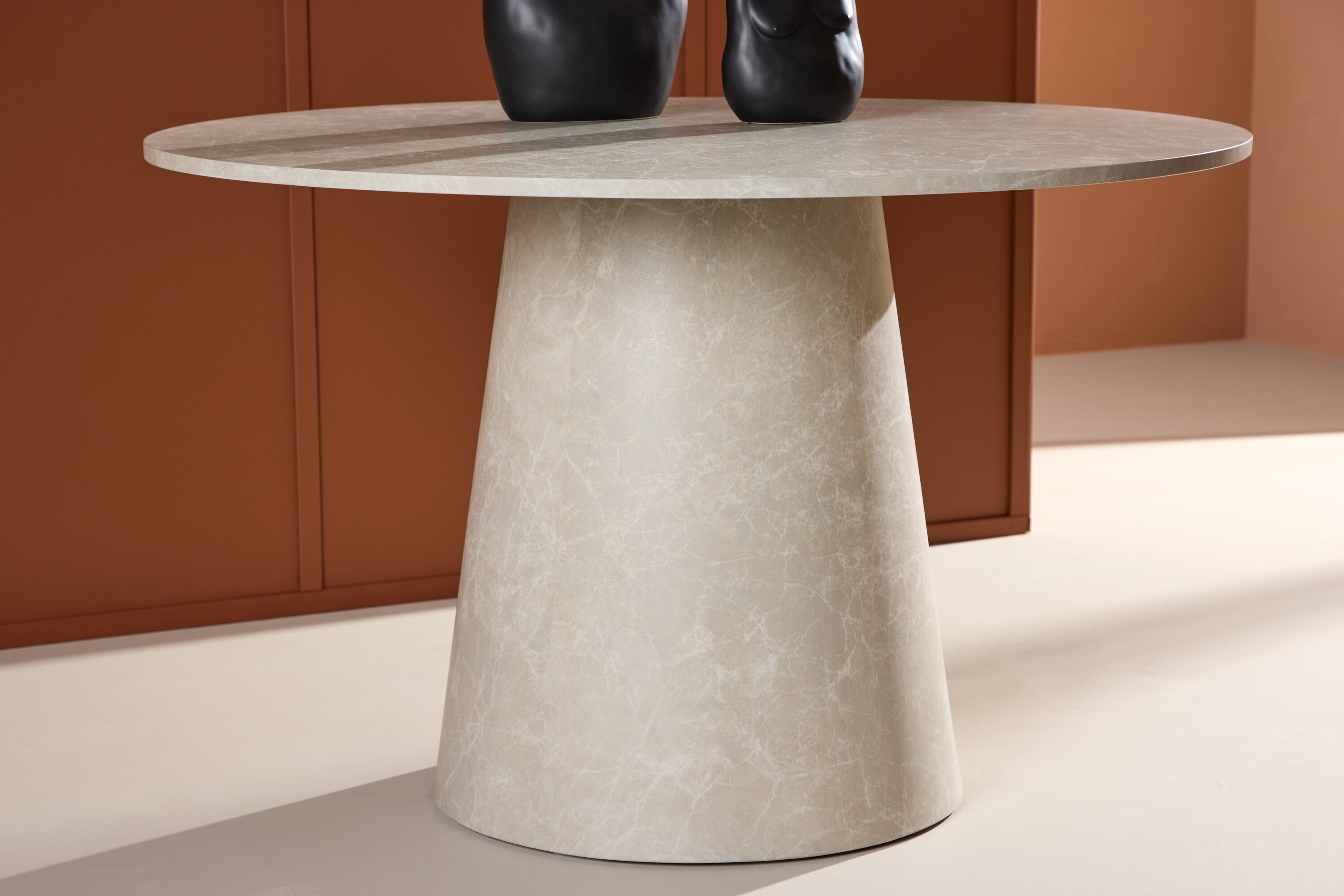Lanzo table à manger ronde beige ⌀120 cm en situation dans une pièce décorée