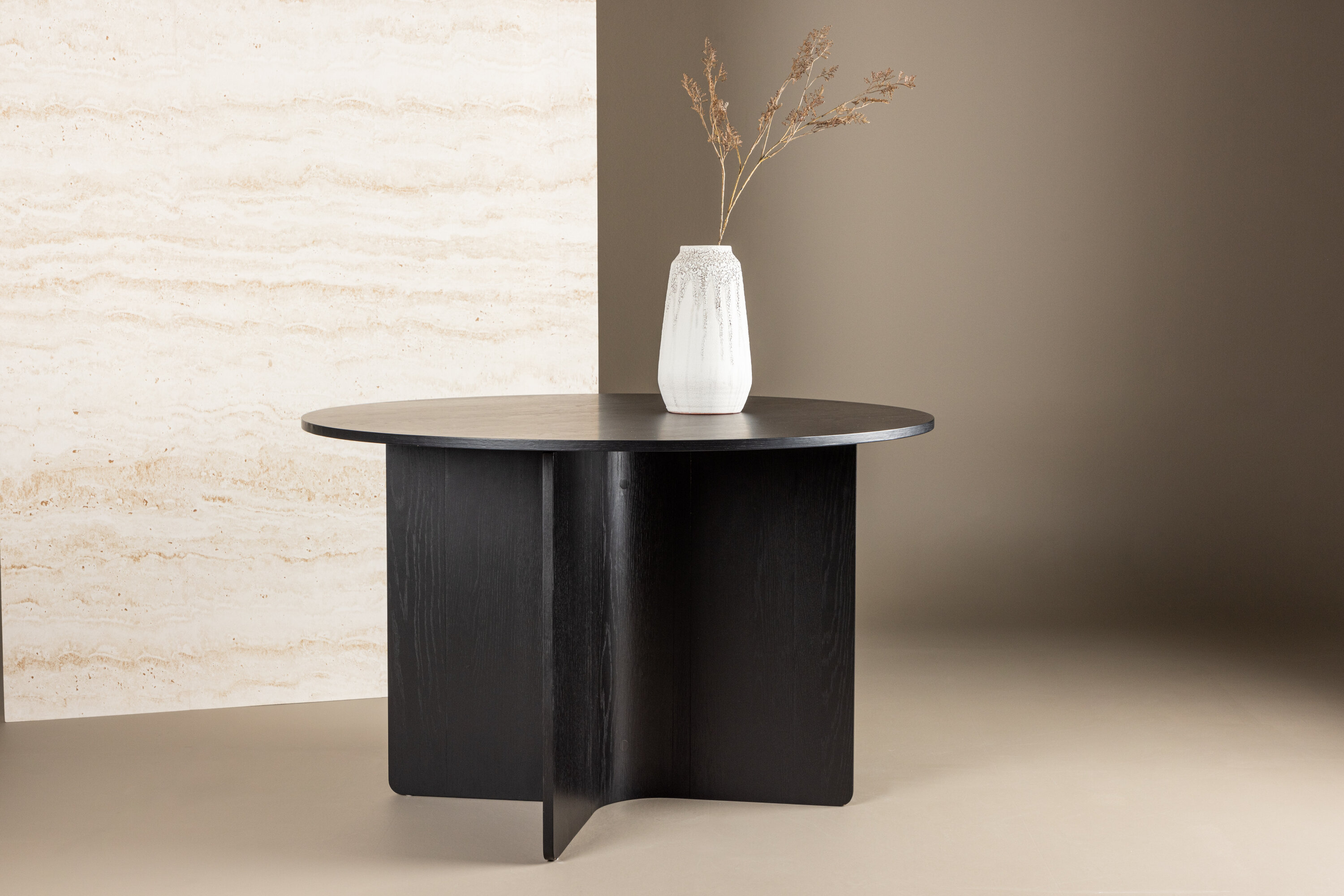 Tyresö table à manger ronde noir ⌀120 cm en situation dans une pièce décorée