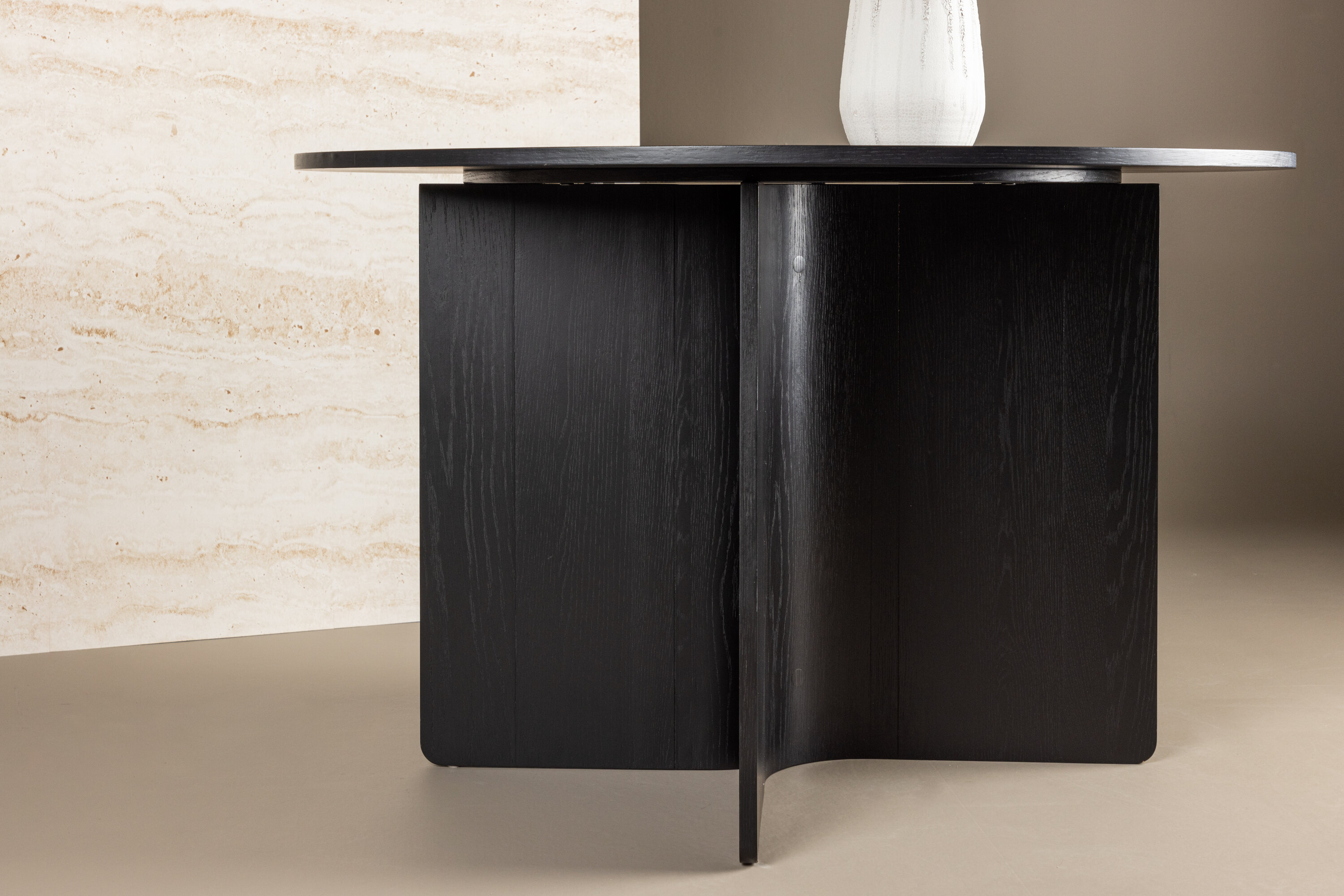 Tyresö table à manger ronde noir ⌀120 cm en situation dans une pièce décorée