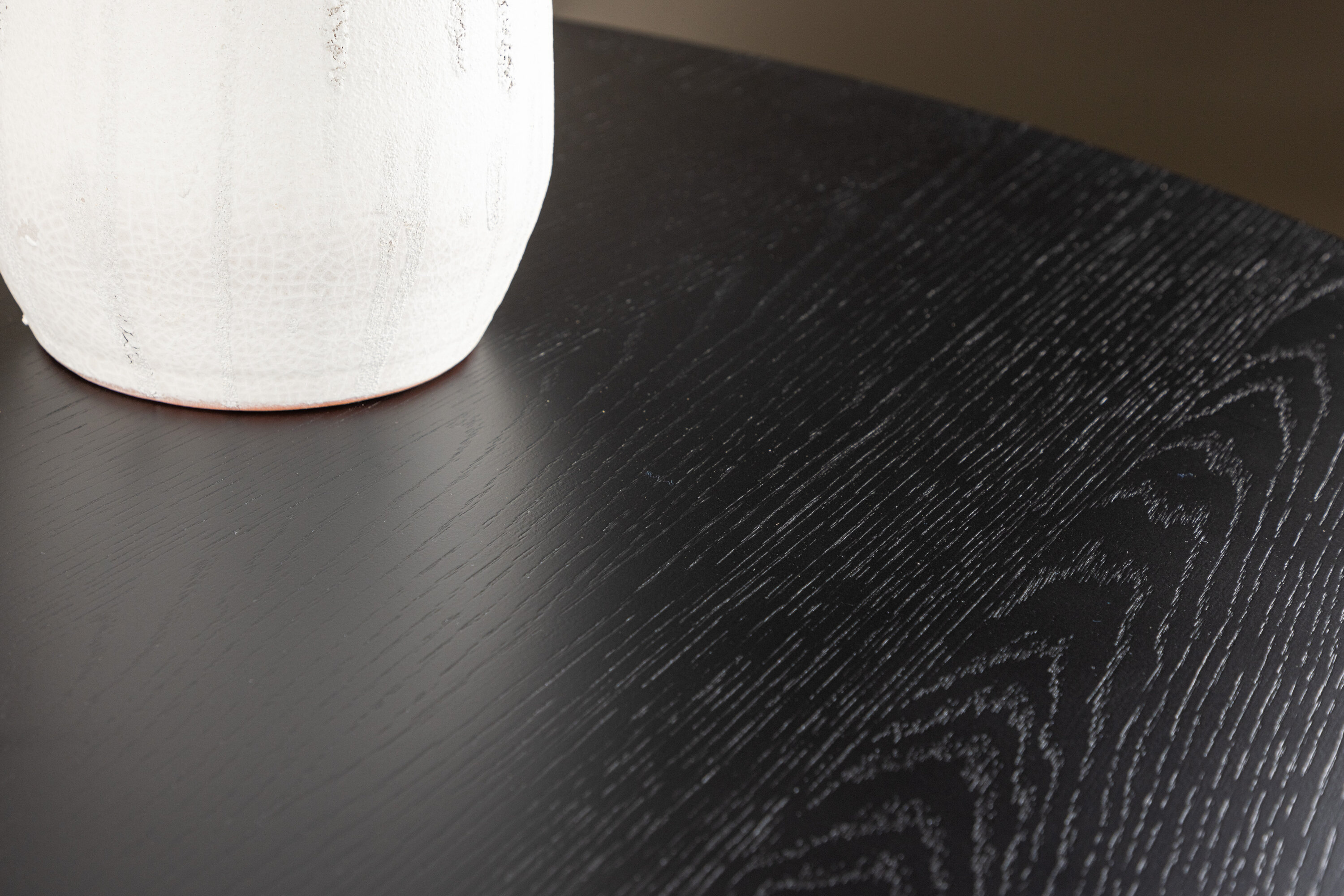 Tyresö table à manger ronde noir ⌀120 cm en situation dans une pièce décorée