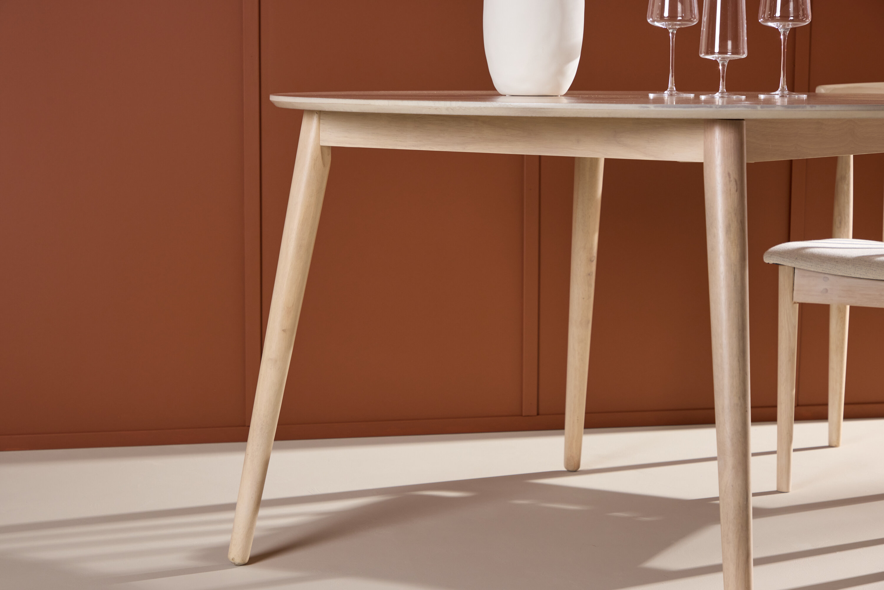 Flora table à manger ronde blanchi ⌀120 cm en situation dans une pièce décorée