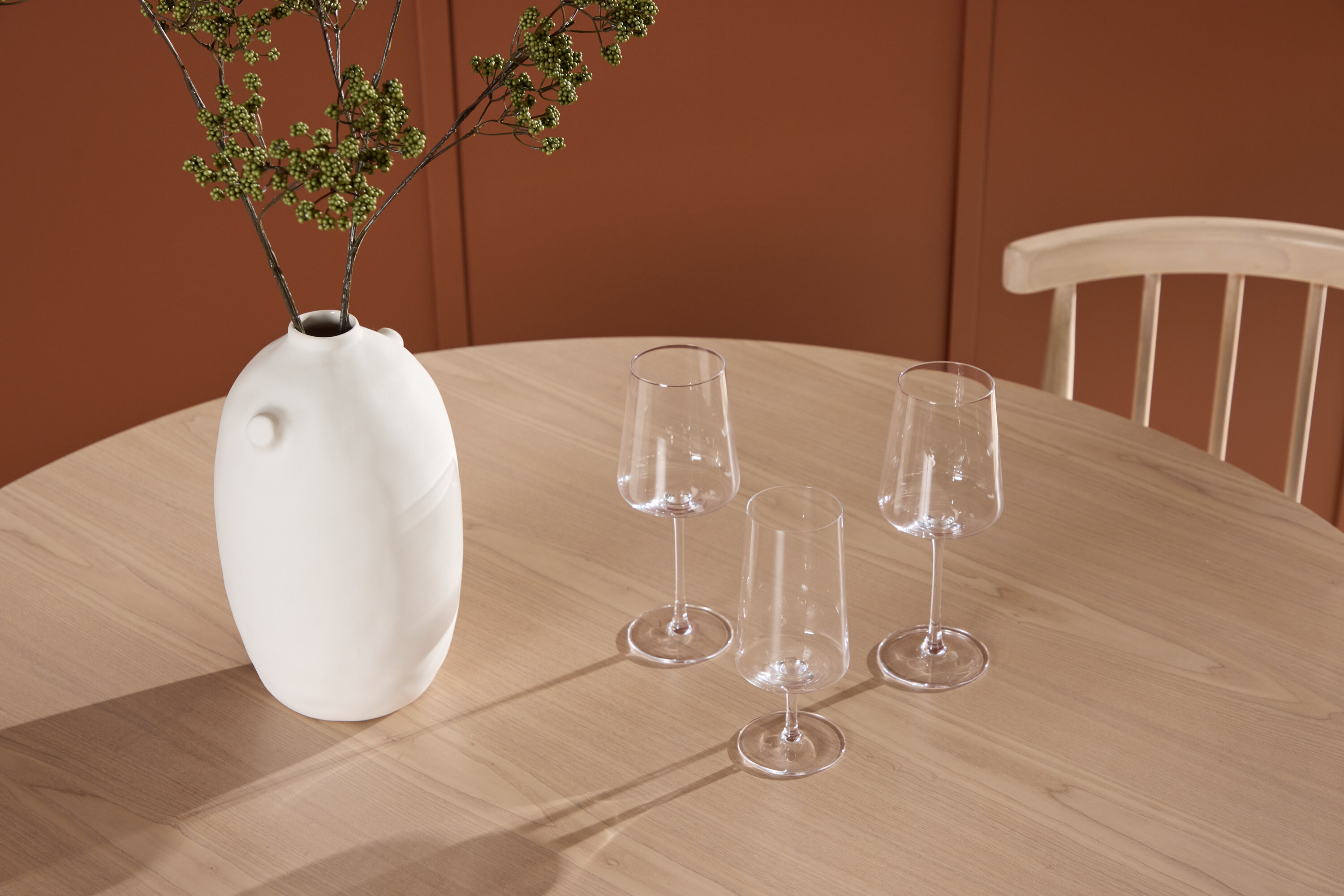 Flora table à manger ronde blanchi ⌀120 cm en situation dans une pièce décorée