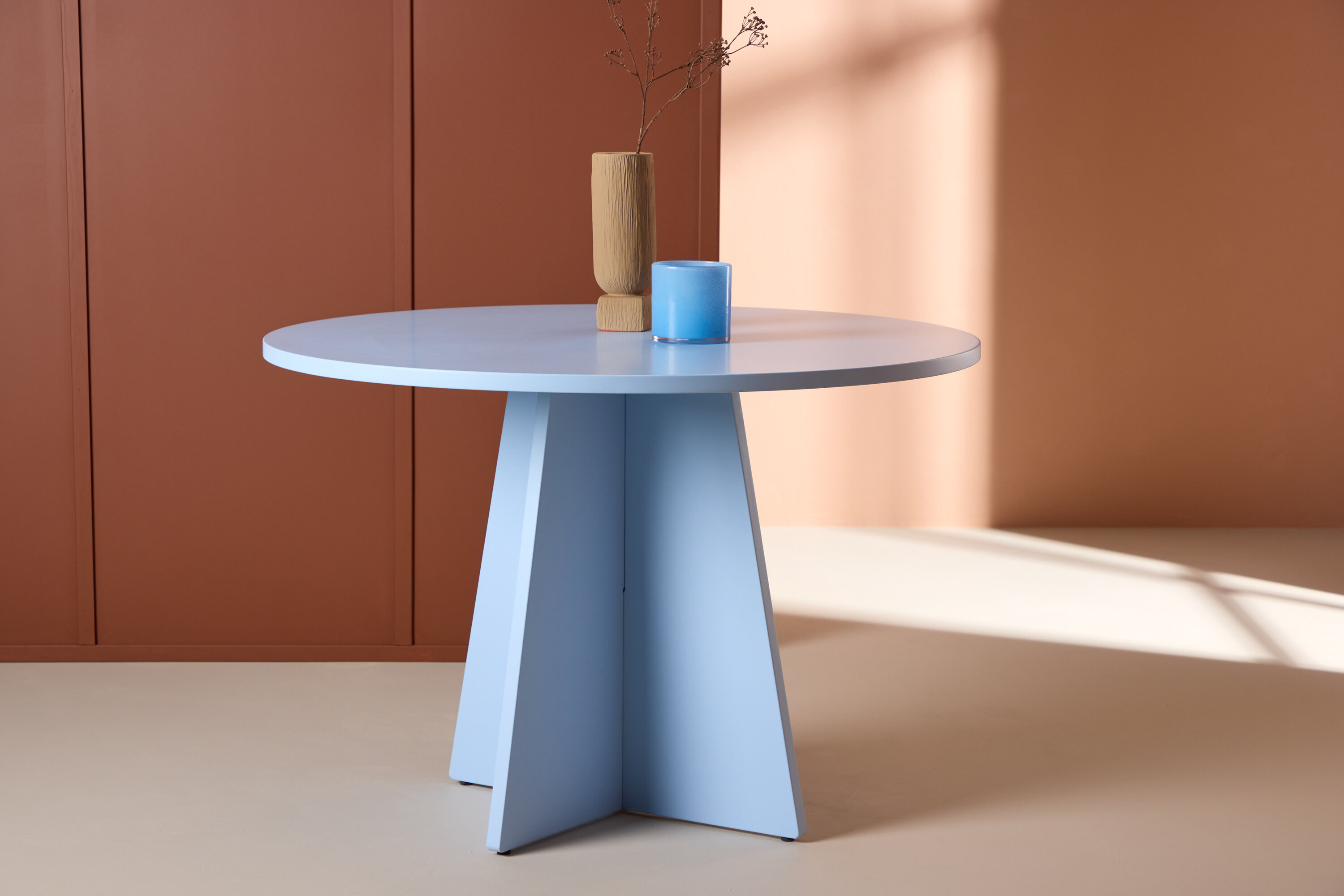 Bootcut table à manger ronde bleu ⌀110 cm en situation dans une pièce décorée