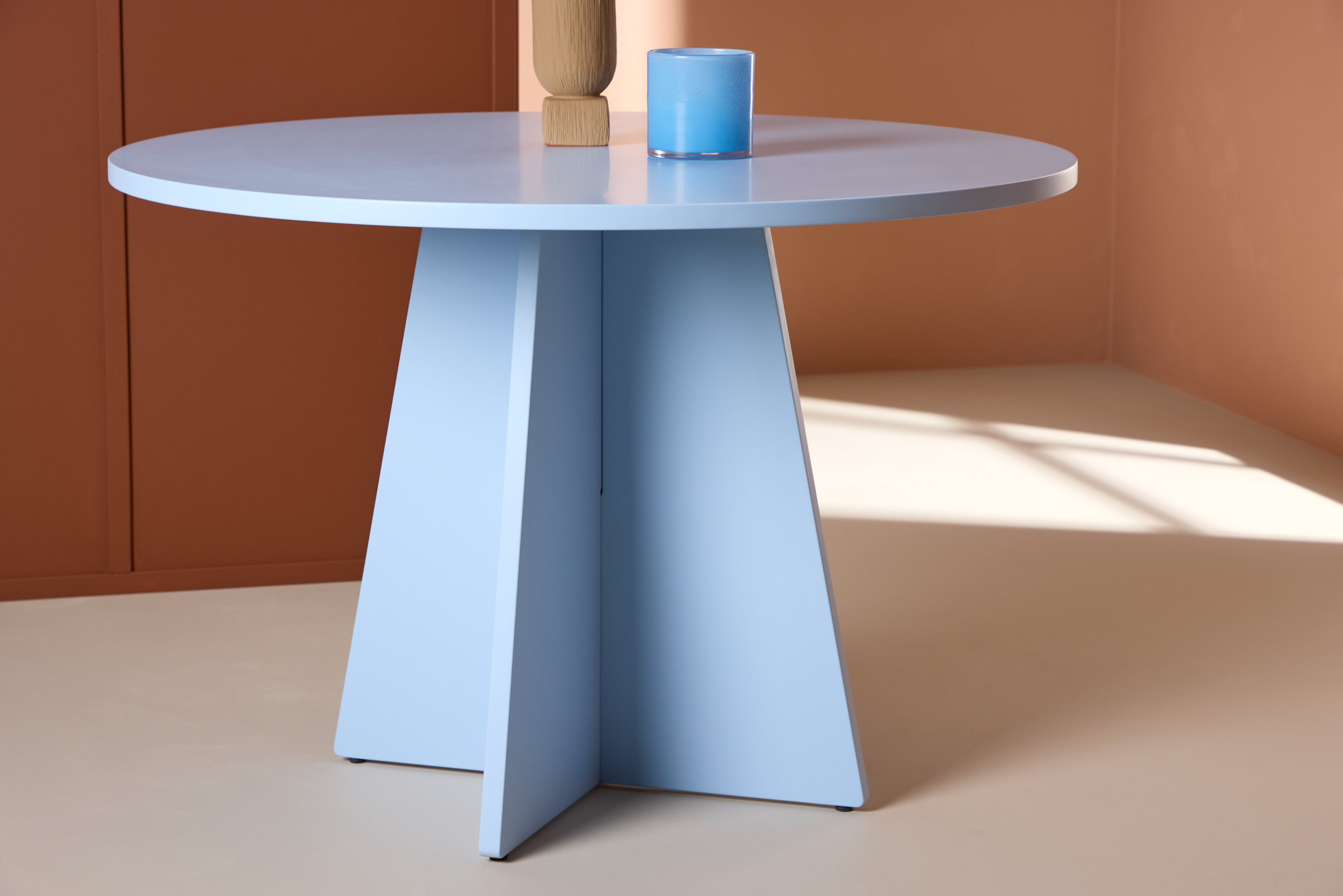 Bootcut table à manger ronde bleu ⌀110 cm en situation dans une pièce décorée