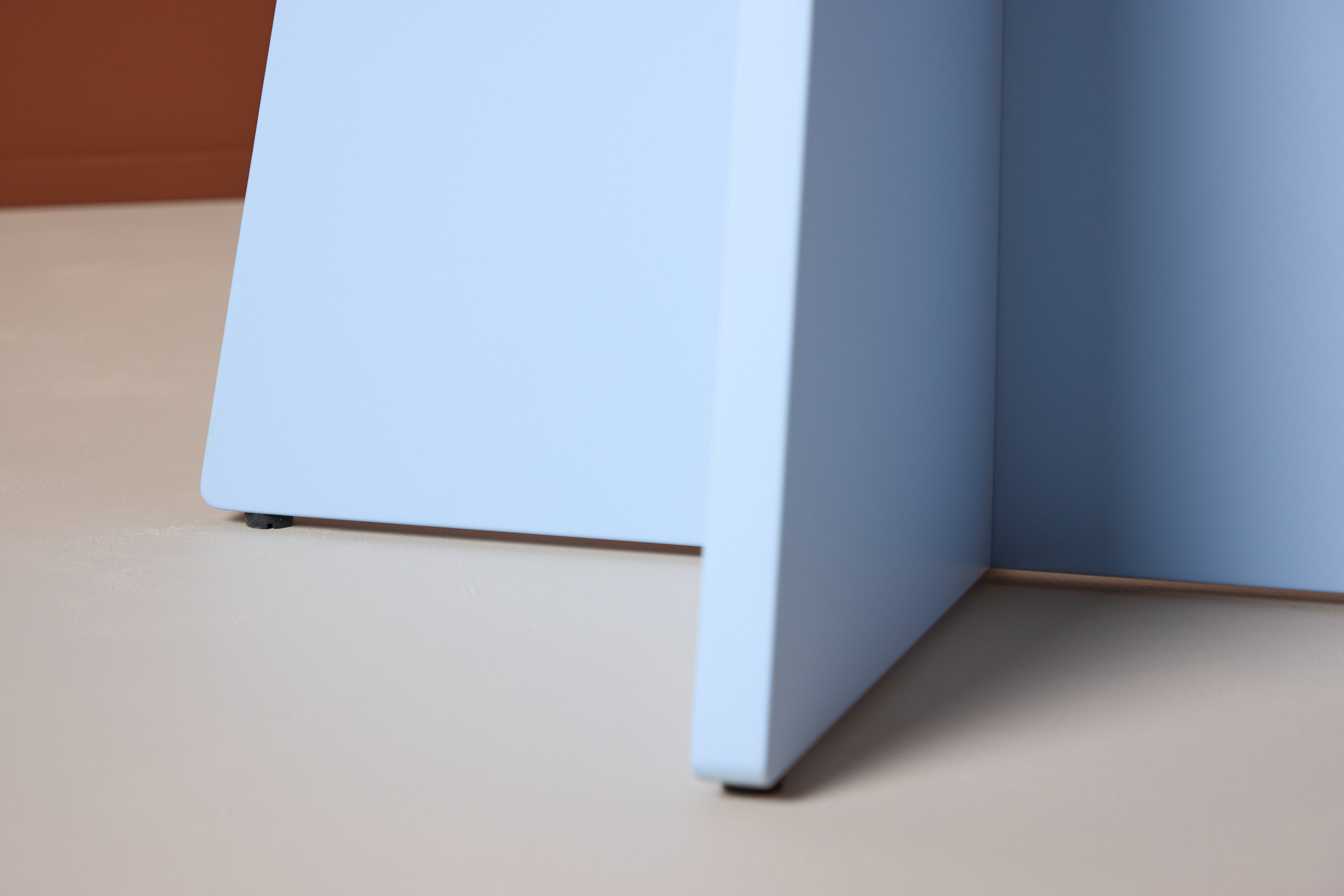 Bootcut table à manger ronde bleu ⌀110 cm en situation dans une pièce décorée