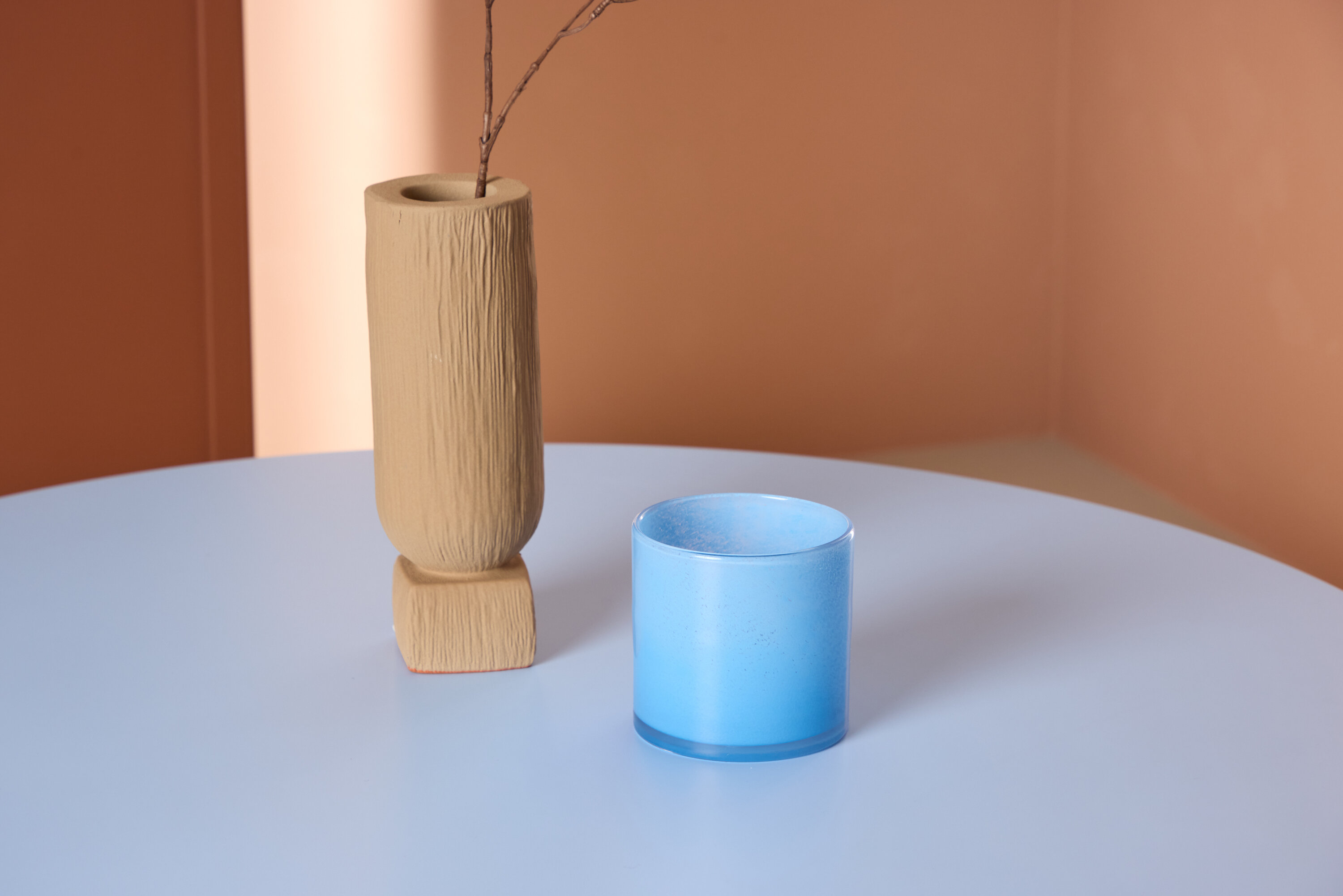 Bootcut table à manger ronde bleu ⌀110 cm en situation dans une pièce décorée