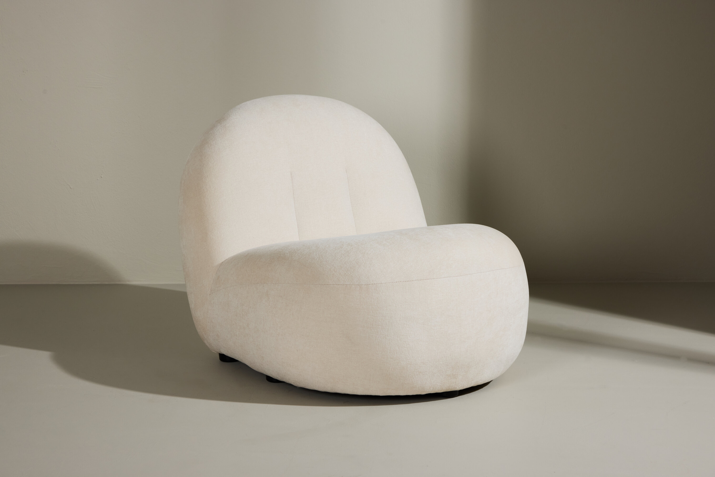 Omaha fauteuil blanc, noir 84 x 61 x 65 cm en situation dans une pièce décorée