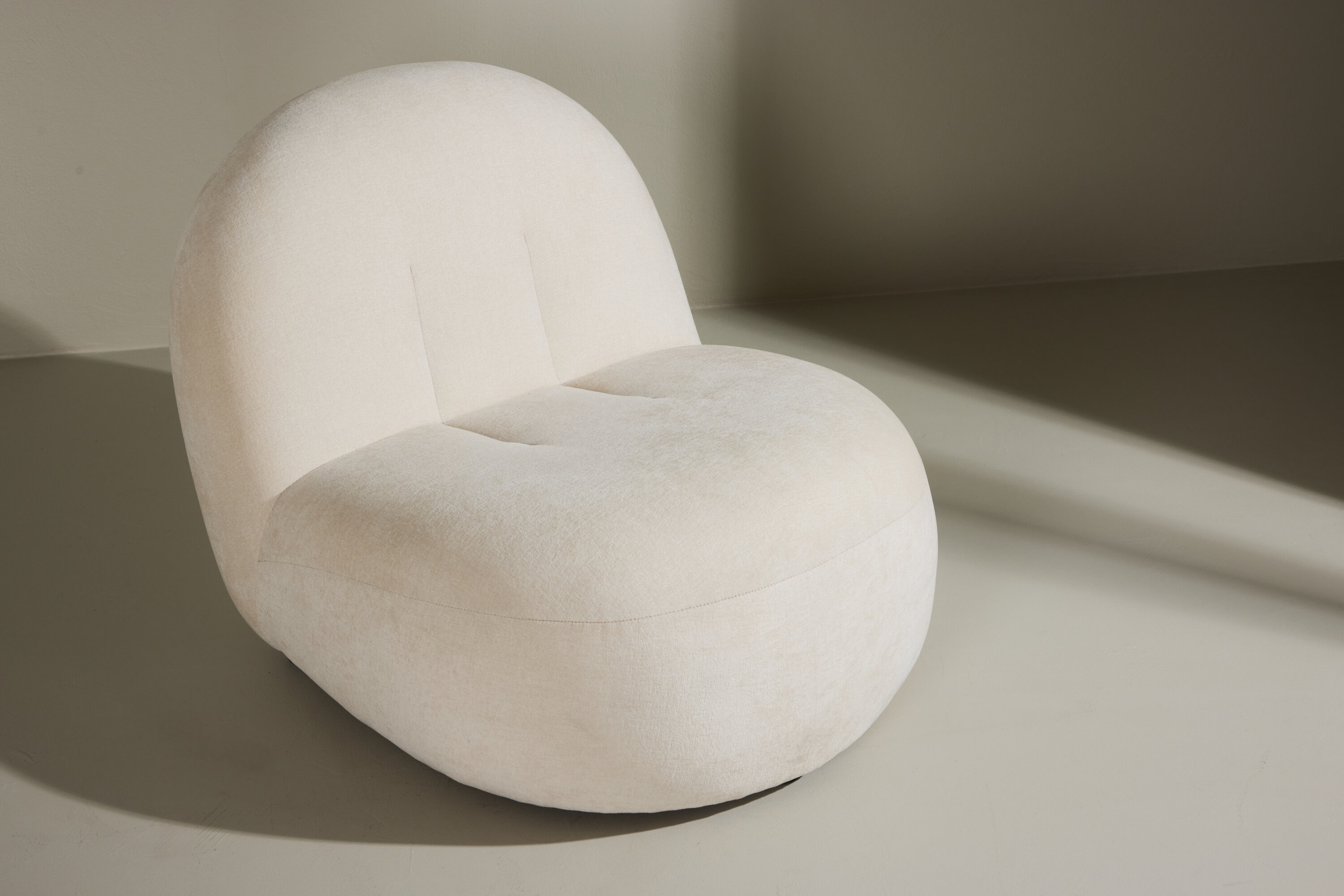 Omaha fauteuil blanc, noir 84 x 61 x 65 cm en situation dans une pièce décorée